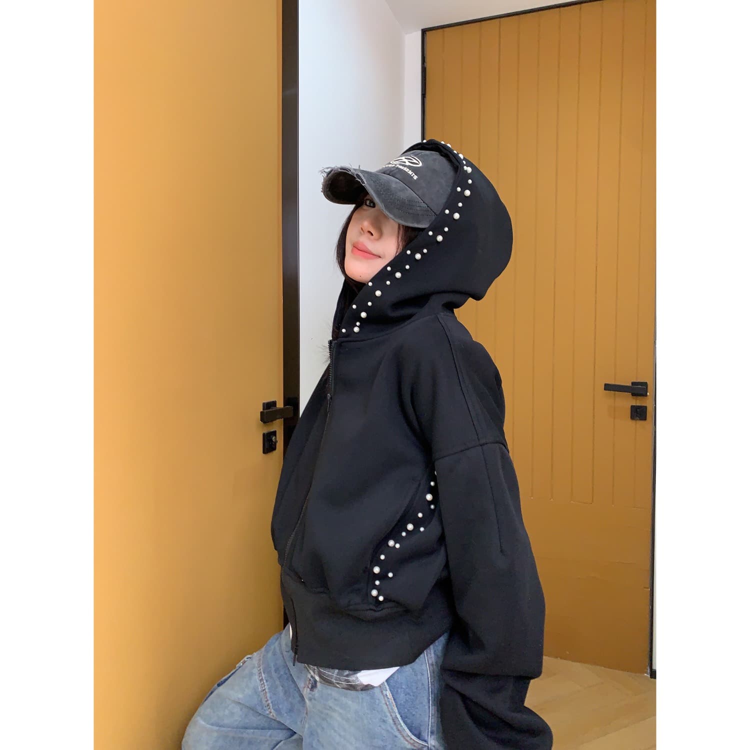 좋은 품질 가을 새로운 아메리칸 디자인 못 진주 쇼트 스타일 후드 여성 코트 레트로 몸매 가꾸기 핫걸 후드티 이미지 4