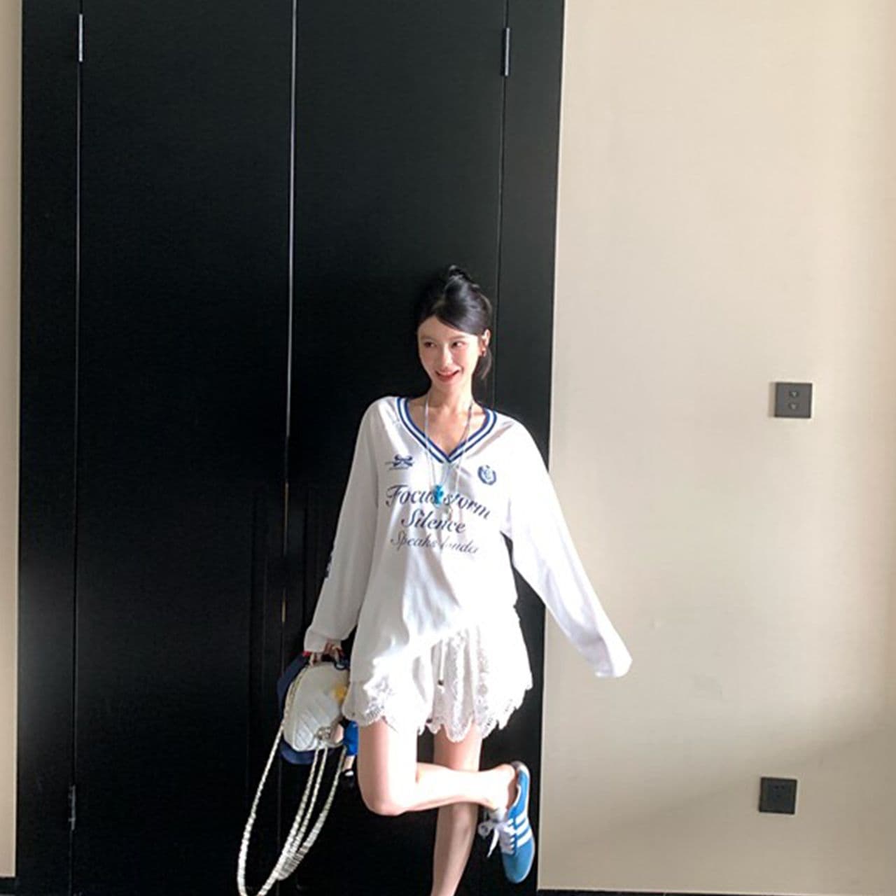 좋은 품질 가을 새로운 아메리칸 알파벳 프린트 메쉬 공 서비스 저지 배색 V넥 긴팔 티셔츠 맨위 여성 상세 이미지 13
