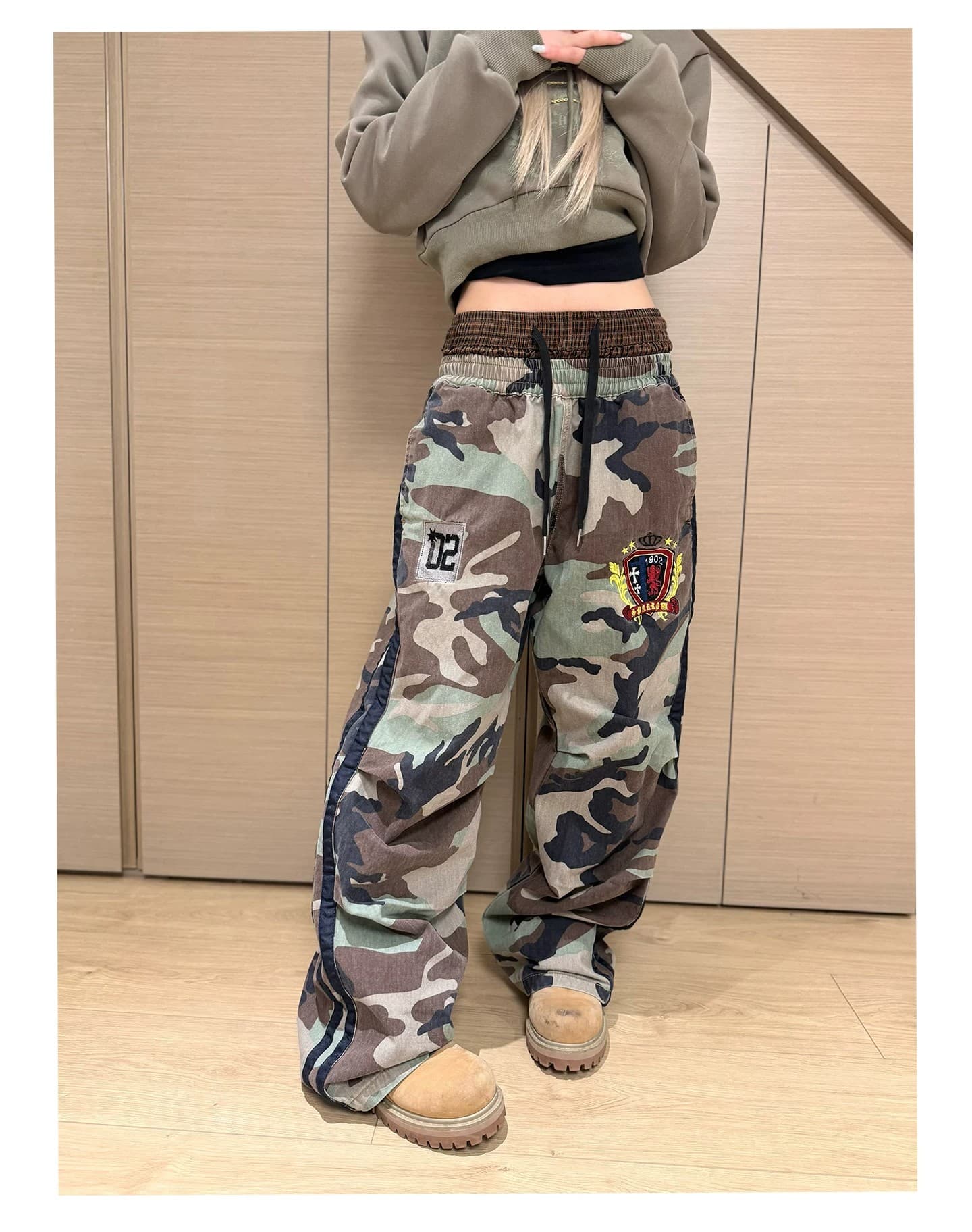 좋은 품질 아메리칸 밴딩 더블 허리 머리 디자인 센스 휘장 자수 카모플라주 워크웨어 팬츠 여성 레저 스트레이트 긴 바지