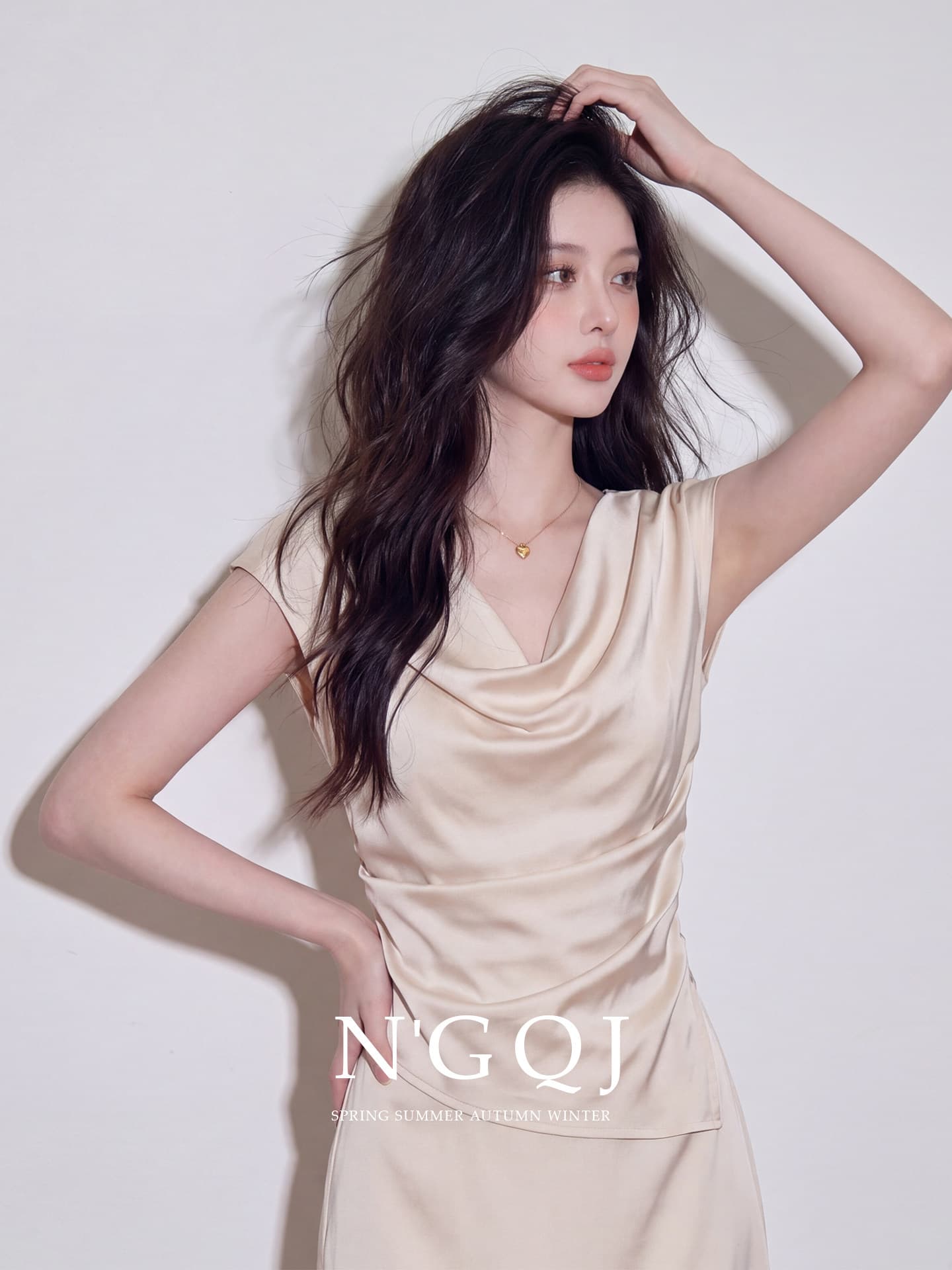 2026 여름 슈퍼 화재 흔들다 칼라 민소매 주름 조끼 베이지 색 프랑스식 고급 사소한 깃발 새틴 작은 맨위 이미지 2