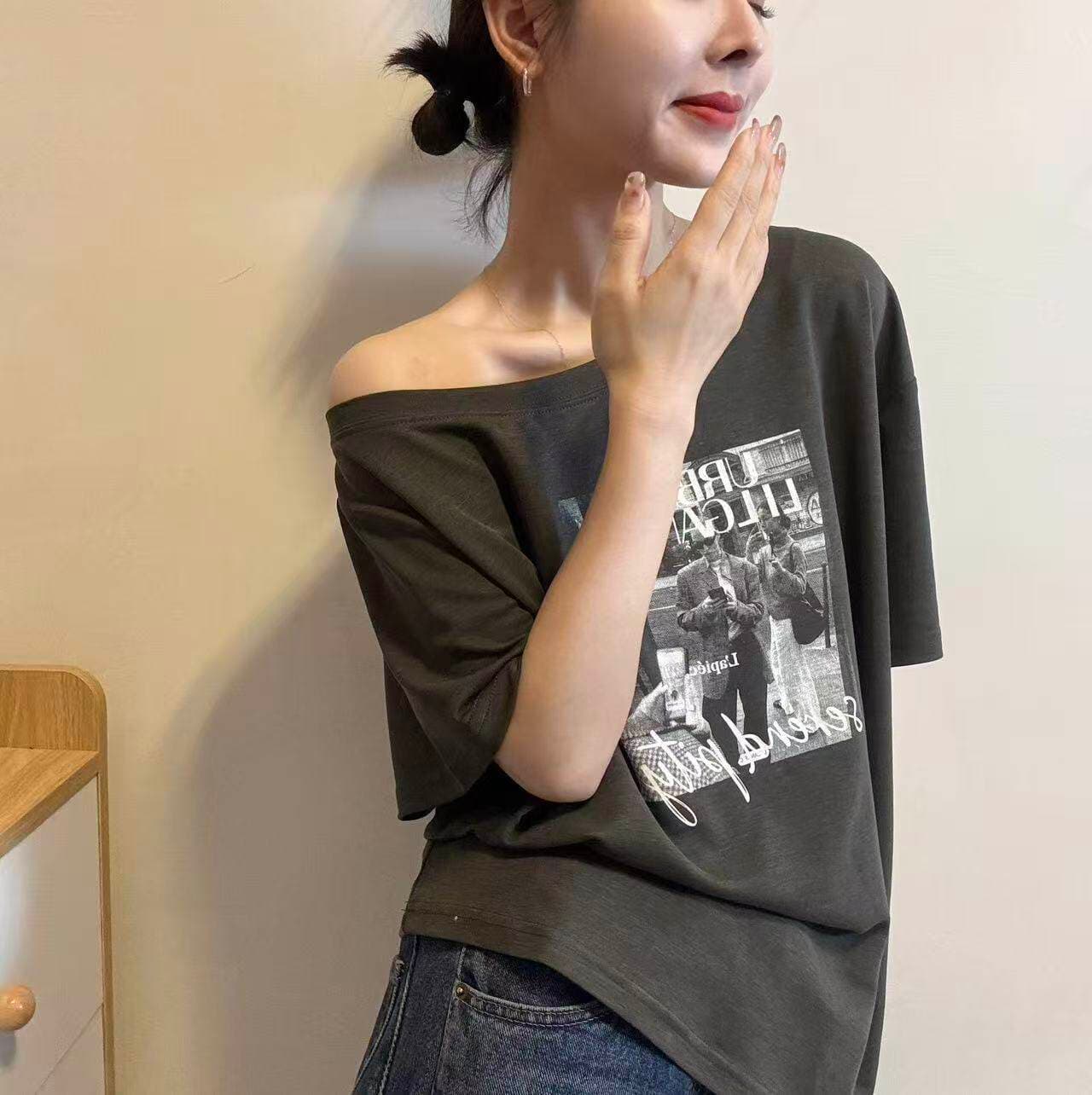 유럽 역 2026 여름 신제품 섹시함 루즈핏 슬림해 보이는 보트넥 가을 어깨 인물 프린트 반팔 티셔츠 여성 이미지 3