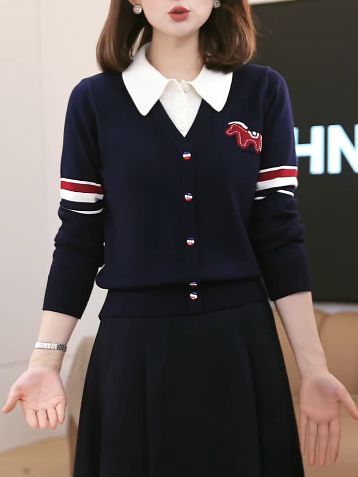 폴로 칼라 페이크 레이어드 풀오버 작은 말 자수 스웨터 여자 2026 봄 니트 스웨터 품격 연령 감소 슬림해 보이는 맨위