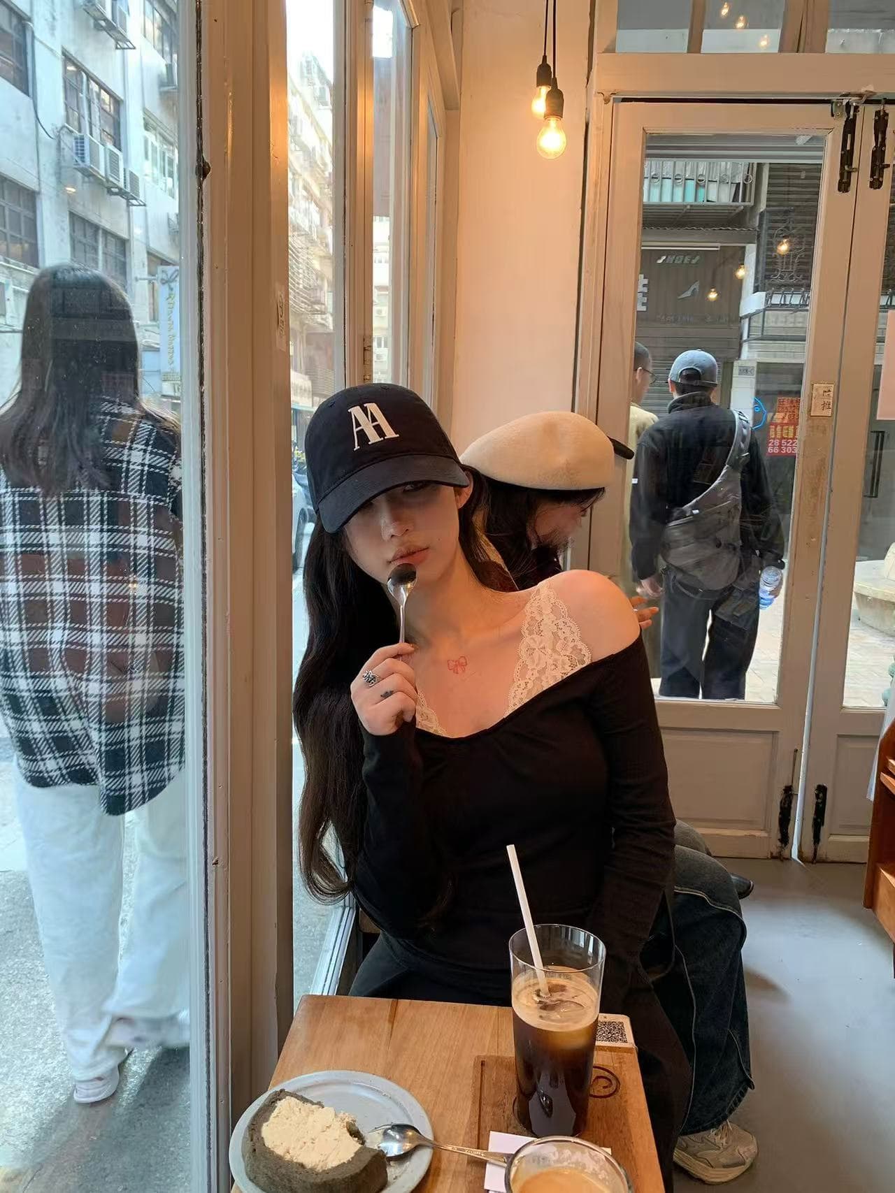 sheepland 분위기 아름다움 어깨 레이스 불규칙 명중 Pleat 오프숄더 긴팔 티셔츠 여성 봄 여름 기본 셔츠 맨위 상세 이미지 3