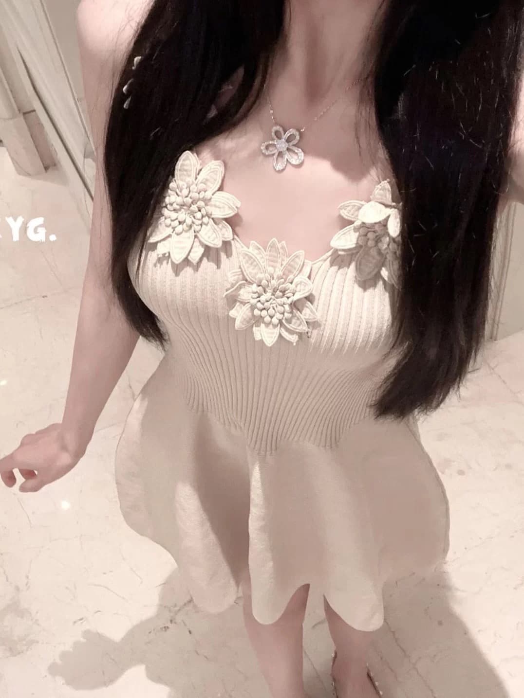 lxyg2026 여름 품격 3 차원 꽃 V넥 슬립 드레스 디자인 센스 꼬집기 허리 몸매 가꾸기 슬림해 보이는 니트 드레스 상세 이미지 2