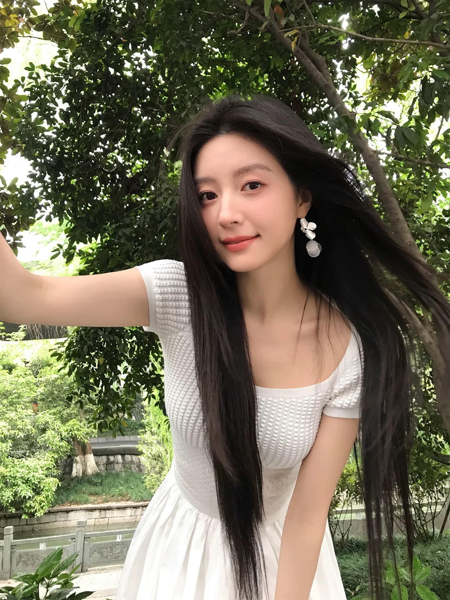 ada miss 화이트 관대 한 칼라 반팔 홀로우 아웃 주간 실크 몸매 가꾸기 슬림해 보이는 니트 쇼트 스타일 맨위 여성 여름 새로운 이미지 2