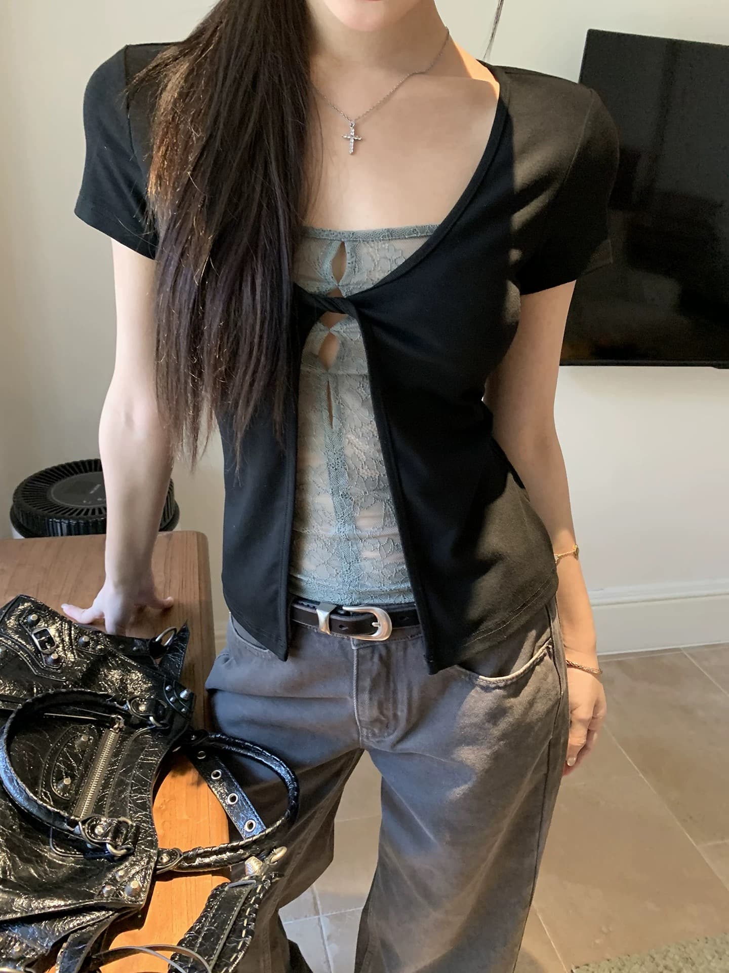 레드 맨 파빌리온 반팔 티셔츠 여성 2026 새로운 여름 착용 가져 가라. 레이스 검정색 핫걸 몸매 가꾸기 페이크 레이어드 맨위 여성 상세 이미지 6