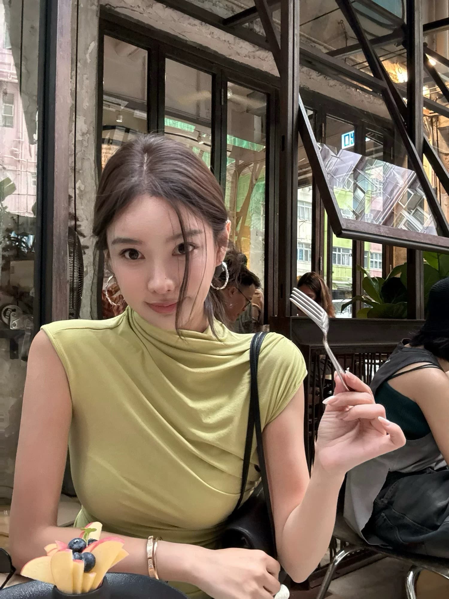 시 웨이 리앙 서있는 자르다 t 2026 새로운 뽕나무 누에 실크 아세트산 프로 피부 주름 3 차원 자르기 패키지 소매 백리스 티셔츠 여성 상세 이미지 3