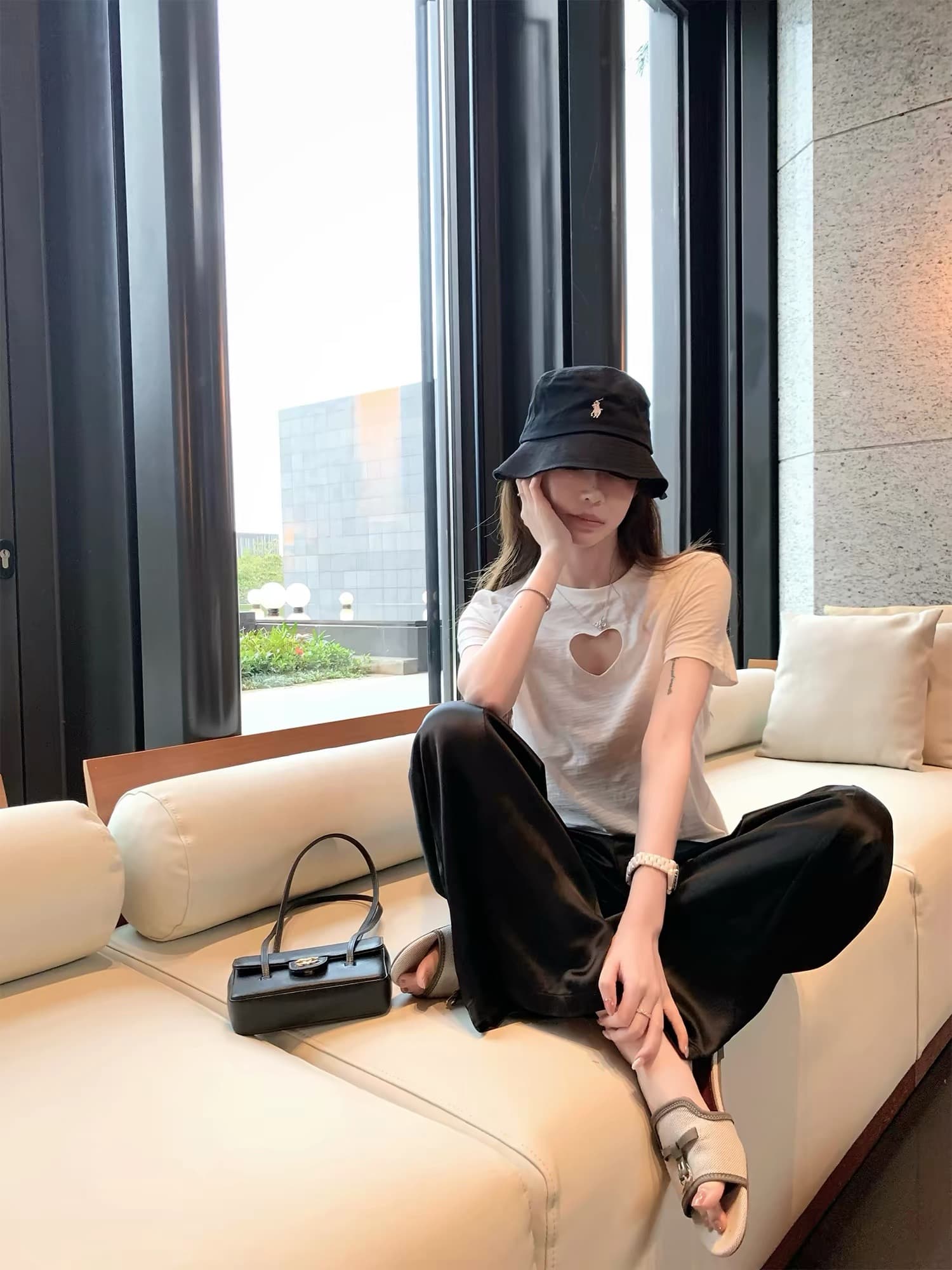 자오 첸 아침 하트 홀로우 아웃 반팔 티셔츠 여성 여름 2026 새로운 핫걸 디자인 센스 외국 가스 슬림해 보이는 마이크로 ~을 통해 의류
