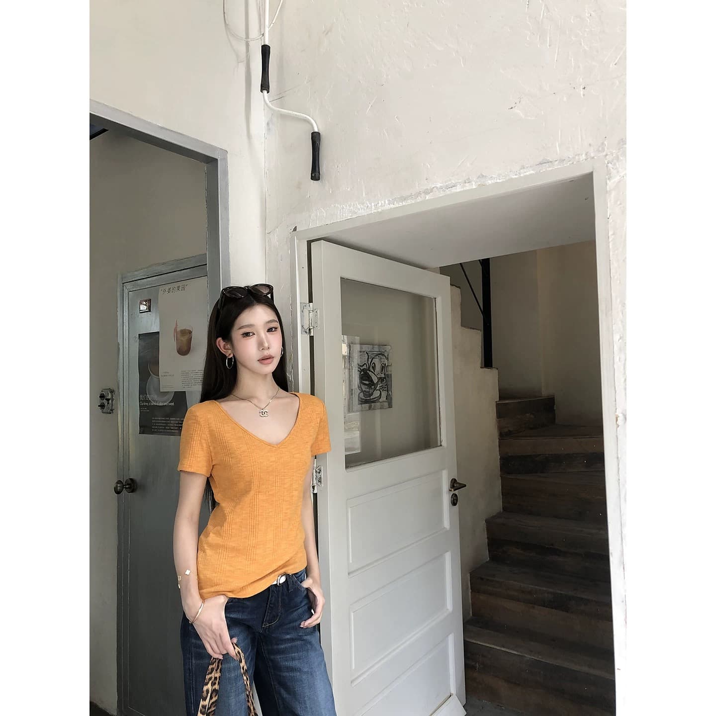 레드 맨 파빌리온 반팔 티셔츠 여성 2026 새로운 여름 착용 가져 가라. 디자인 센스 V넥 파란색 튀김 거리 고유 한 아름다운 맨위 이미지 3