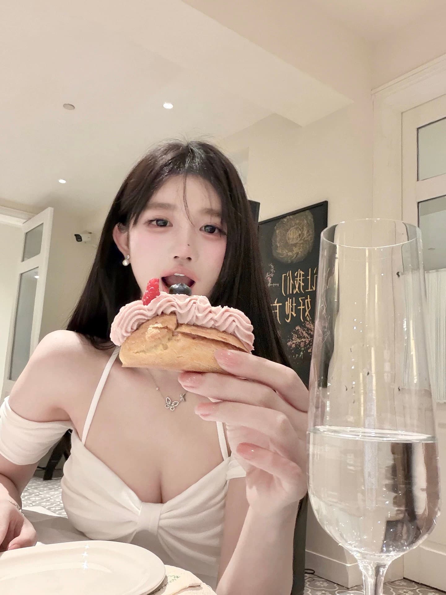 만약 언어 맞춤 순수한 하얀 달빛 순수한 욕망 품격 오프숄더 행침 목 슬립 맨위 반 스커트 니트 투피스 세트 이미지 4