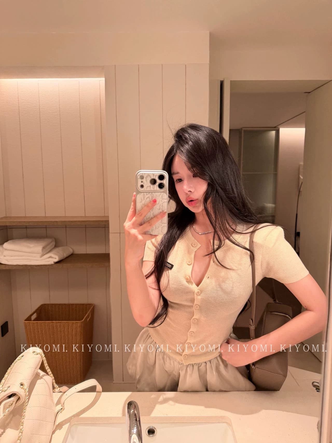 kiyomi 패션 V넥 싱글 줄 버튼 몸매 가꾸기 슬림해 보이는 반팔 니트 스웨터 여성 유연성 허리 수축 쇼트 스타일 맨위 스웨터 이미지 3