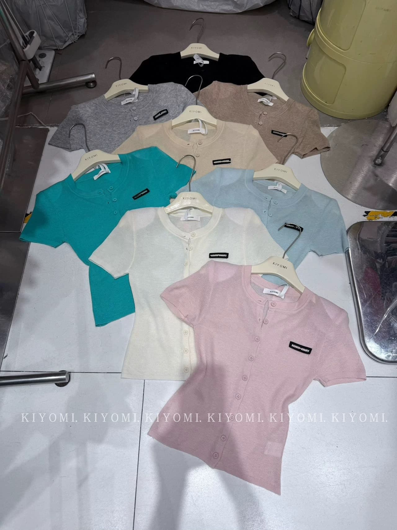 kiyomi 패션 V넥 싱글 줄 버튼 몸매 가꾸기 슬림해 보이는 반팔 니트 스웨터 여성 유연성 허리 수축 쇼트 스타일 맨위 스웨터 상세 이미지 1