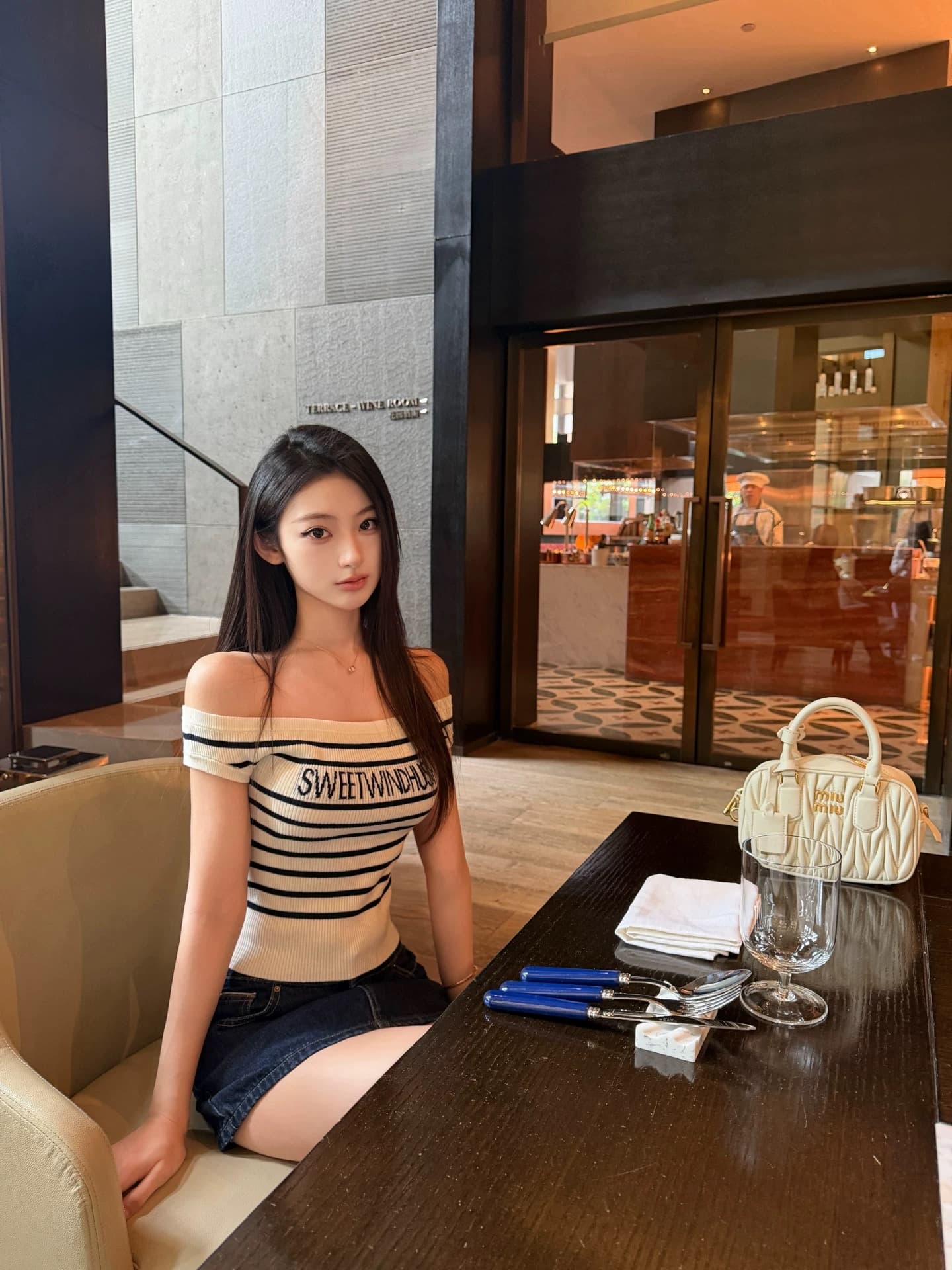 okmashop 한 남쪽 구멍 유럽 니켈 스트라이프 니트 스웨터 여성 여름 순수한 욕망 섹시함 몸매 가꾸기 오프숄더 맨위 이미지 2
