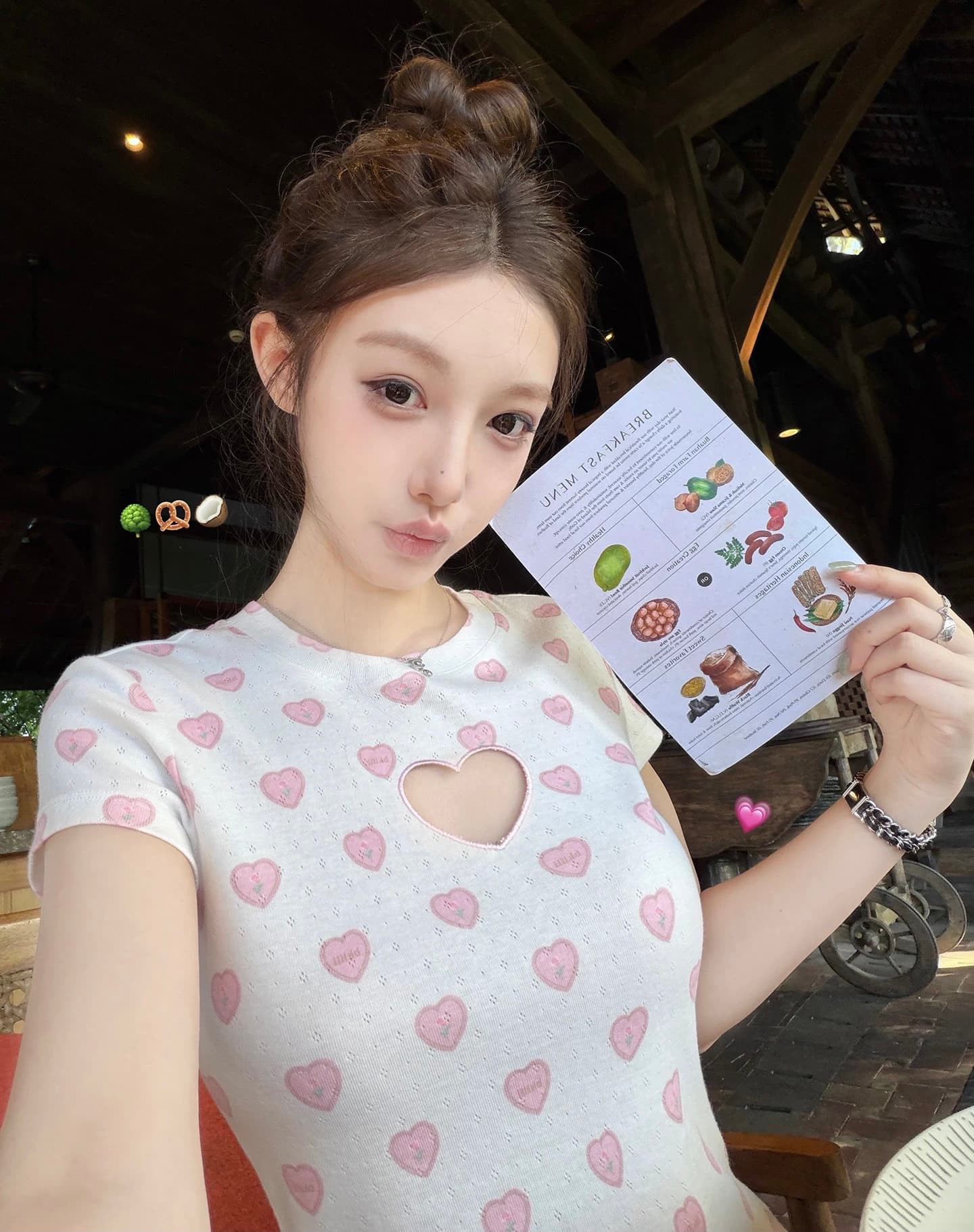 밤나무 코코아 bankelili 소녀 마음 화이트 여성 미학 작은 대중 순수한 욕망 하트 홀로우 아웃 라운드 넥 티셔츠