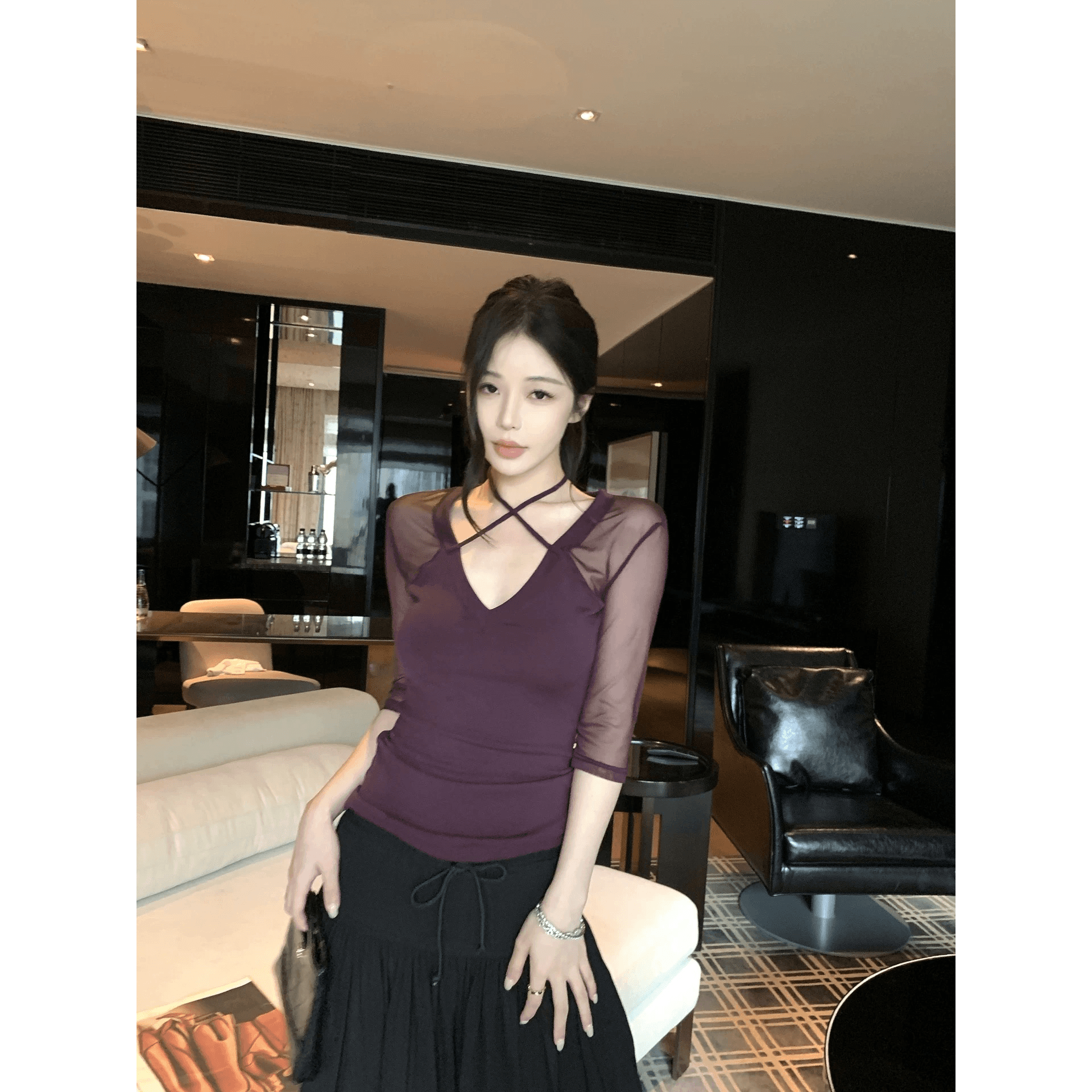 wuu2sweet 우 너무 달콤한 라이 경기 서울 홀로우 아웃 V넥 중간 소매 맨위 여성 디자인 센스 십자가 행침 목 꼬집기 허리 위로 의류 이미지 5