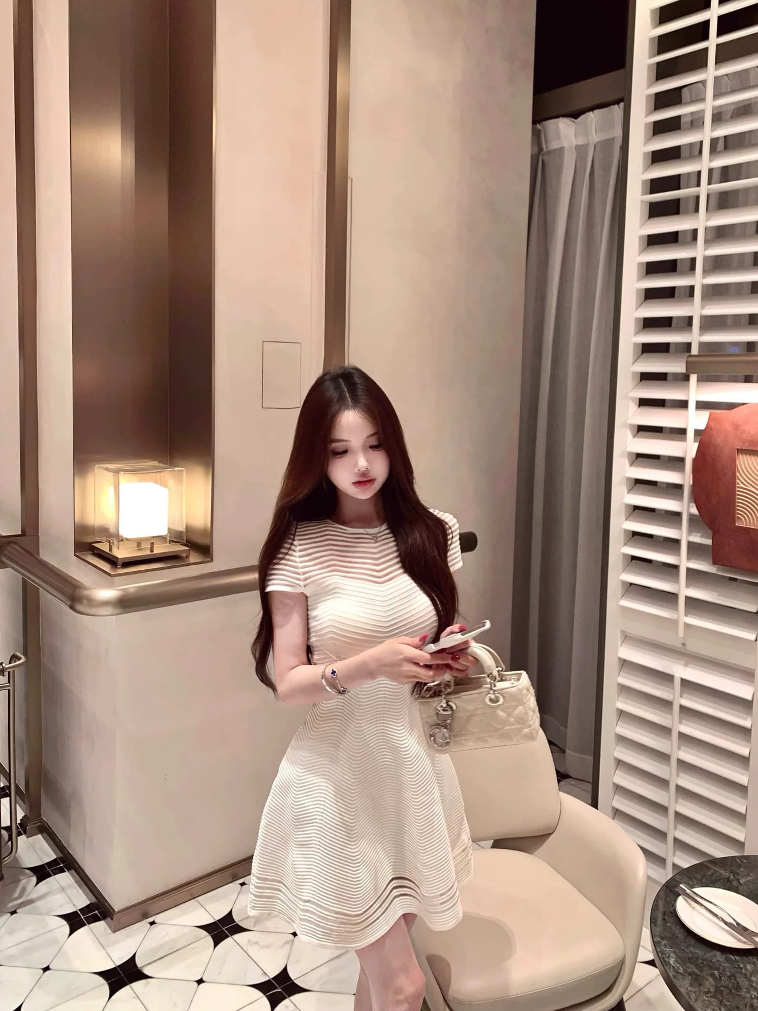 순수한 욕망 바람 디자인 센스 품격 홀로우 아웃 청 ~을 통해 유리 원사 패치워크 물결무늬 3 차원 스트라이프 화이트 니트 드레스 상세 이미지 4