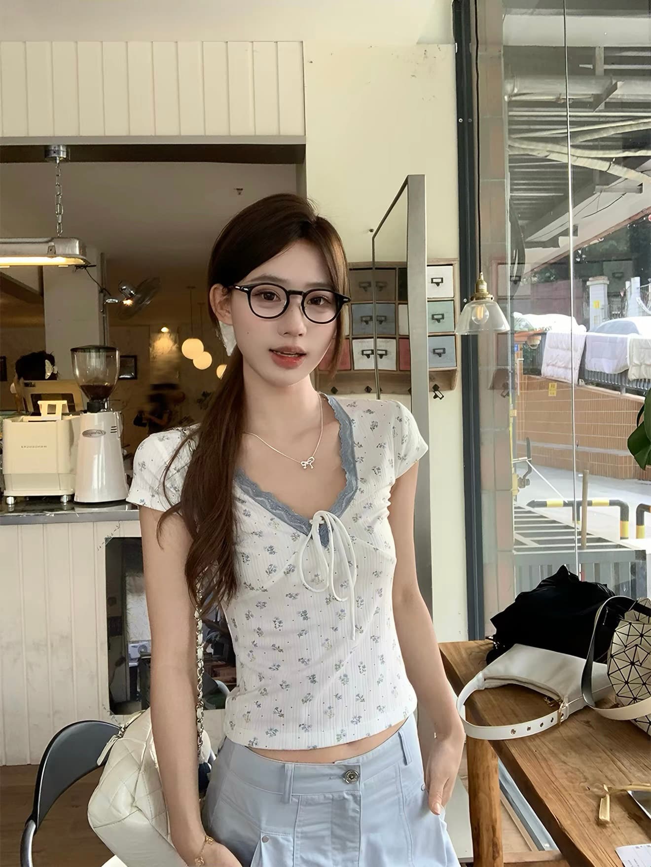 송 긍정적 인 En 꽃무늬 V넥 반팔 티셔츠 여성 여름 2026 새로운 쇼트 스타일 몸매 가꾸기 고유 한 아름다운 아름다운 작은 맨위 상세 이미지 2
