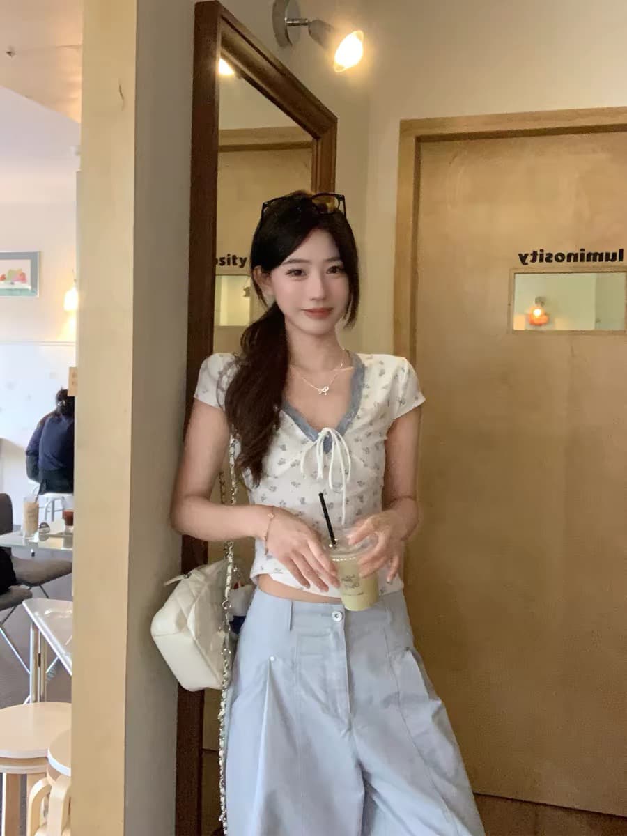 송 긍정적 인 En 꽃무늬 V넥 반팔 티셔츠 여성 여름 2026 새로운 쇼트 스타일 몸매 가꾸기 고유 한 아름다운 아름다운 작은 맨위 상세 이미지 5