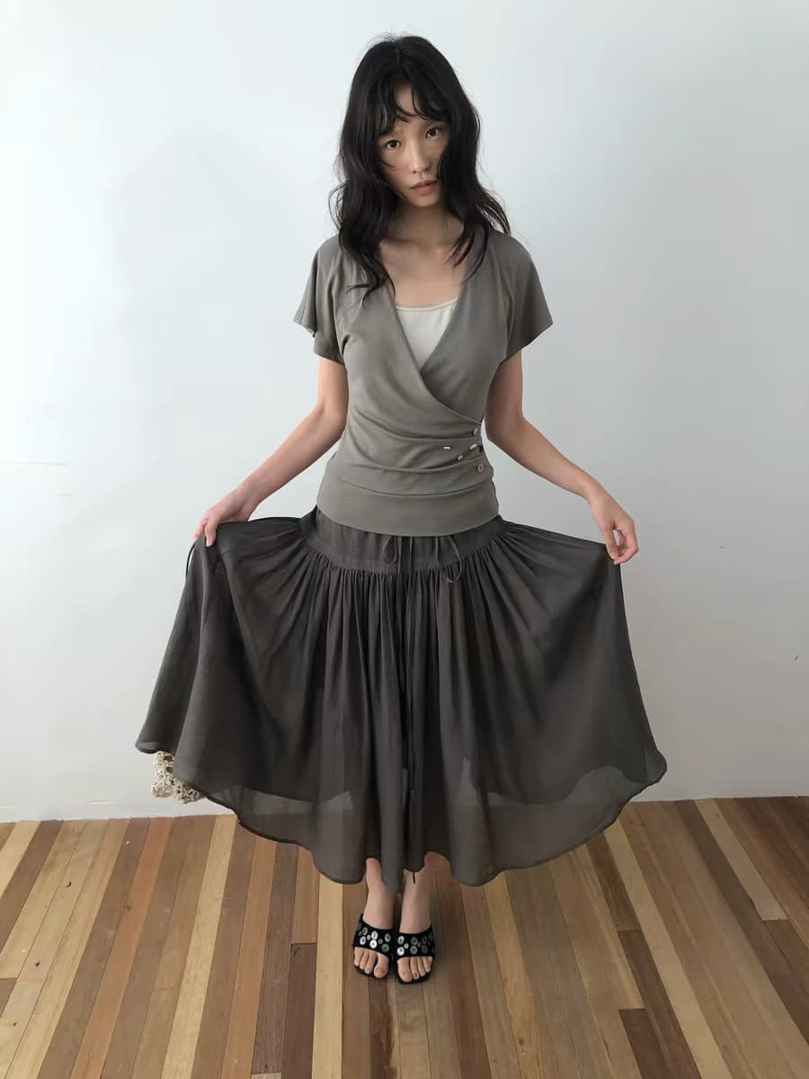 dorydory 캐주얼 바람 페이크 레이어드 Feifei 소매 티셔츠 여성 여름 V넥 반팔 회색 콩 그린 단추 장식 맨위 상세 이미지 5