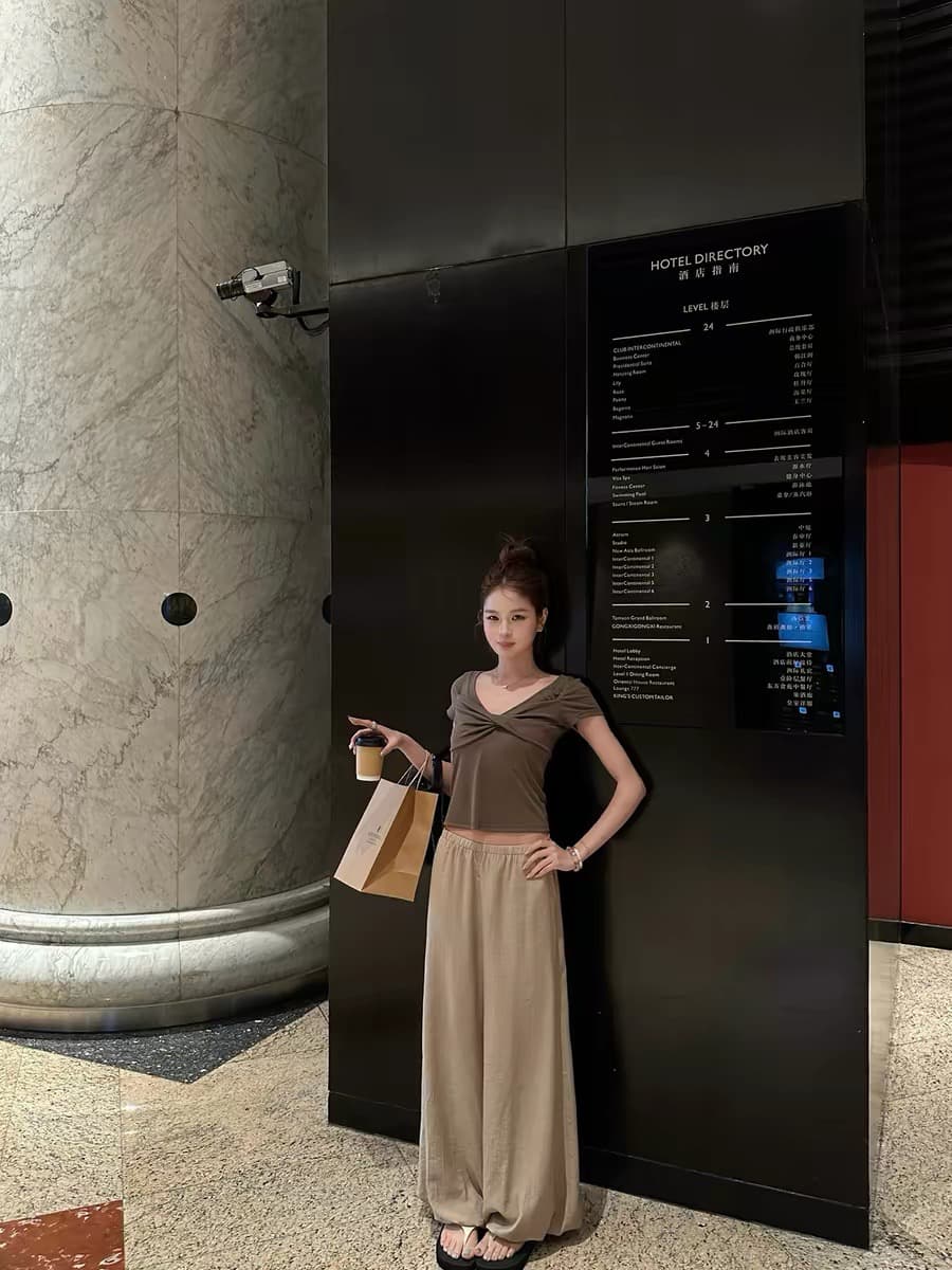 goo goo eyes 라이 경기 서울 V넥 십자가 비틀림 반팔 티셔츠 여성 여름 작은 대중 디자인 몸매 가꾸기 맨위 이미지 3