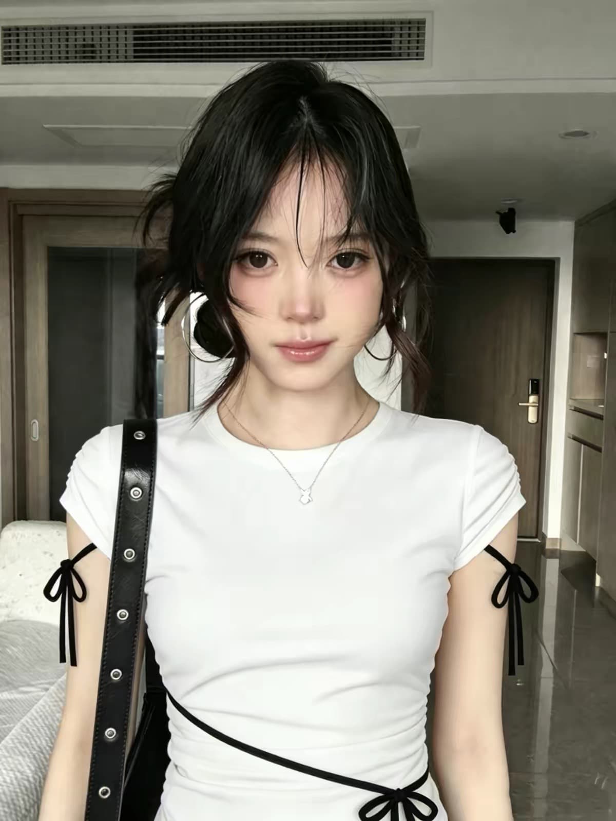 한 부서 화이트 나비 매듭 스트랩 반팔 티셔츠 2026 새로운 디자인 센스 작은 대중 몸매 가꾸기 슬림해 보이는 긍정적 인 어깨 의류 상세 이미지 5