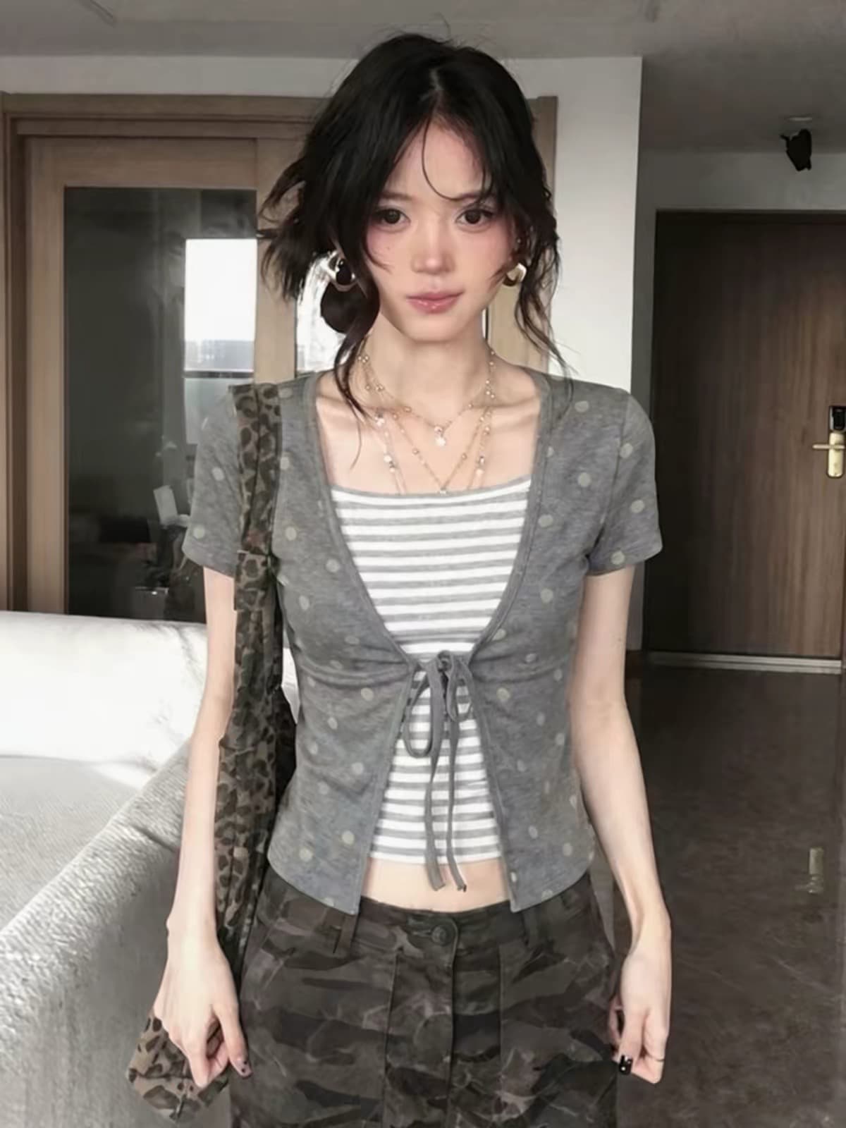 도트 무늬 스트라이프 페이크 레이어드 반팔 티셔츠 여성 여름 착용 가져 가라. 디자인 센스 V넥 허리 수축 슬림해 보이는 한 부서 달콤함 맨위