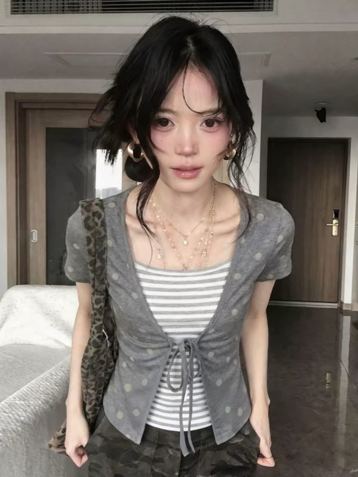 도트 무늬 스트라이프 페이크 레이어드 반팔 티셔츠 여성 여름 착용 가져 가라. 디자인 센스 V넥 허리 수축 슬림해 보이는 한 부서 달콤함 맨위 상세 이미지 2