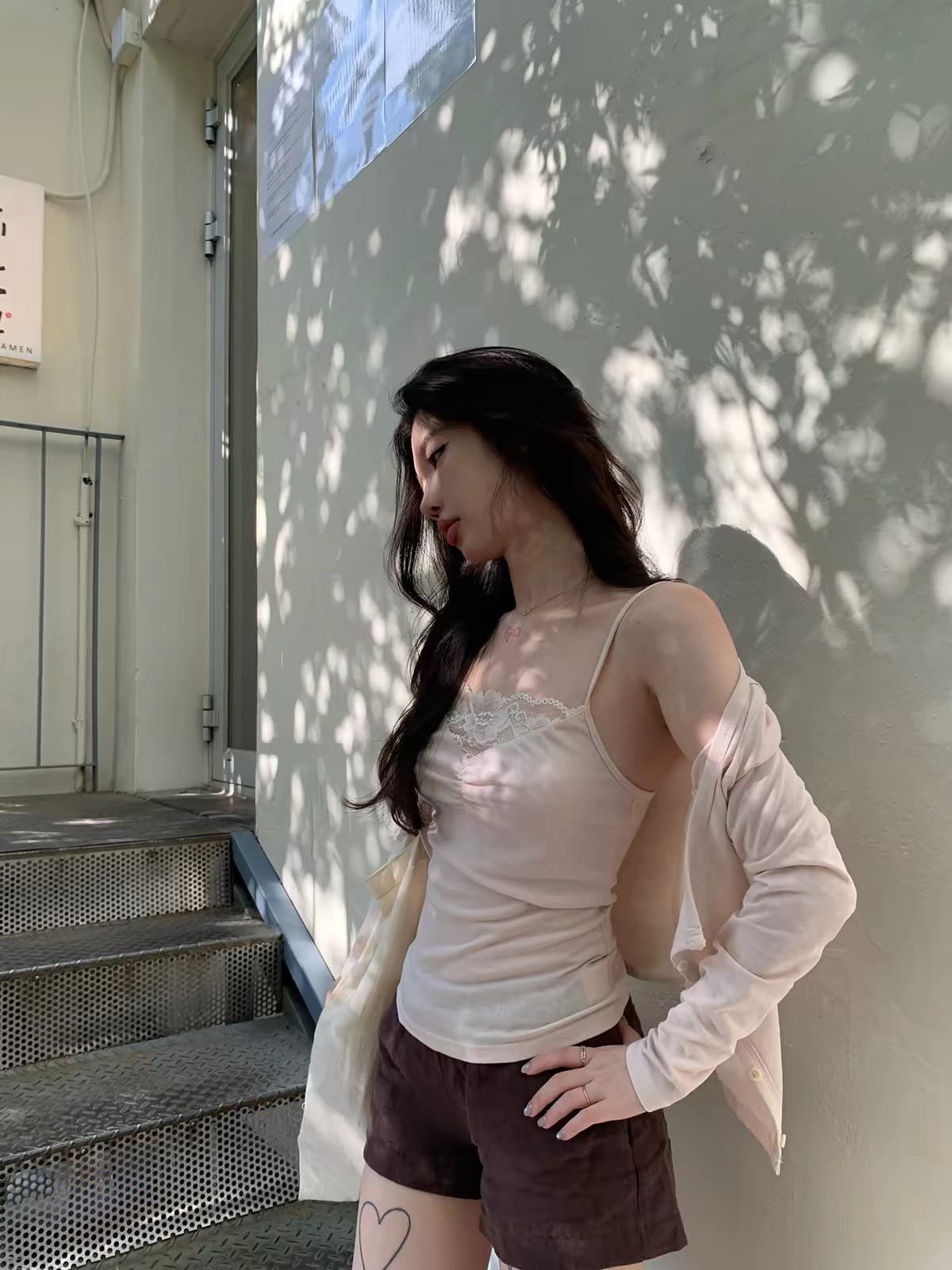 sheepland 레이스 객실 시리아 레이스 조각 펌프 Pleat 캐미솔 자외선 차단 에어컨 오픈 가디건 두 조각 여성 세트 여름 이미지 3