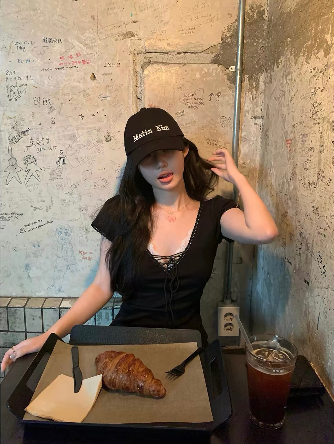 sheepland 일상 현혹 주간 실크 V넥 스트랩 레이스 반팔 티셔츠 여성 여름 허리 수축 슬림해 보이는 긍정적 인 어깨 의류