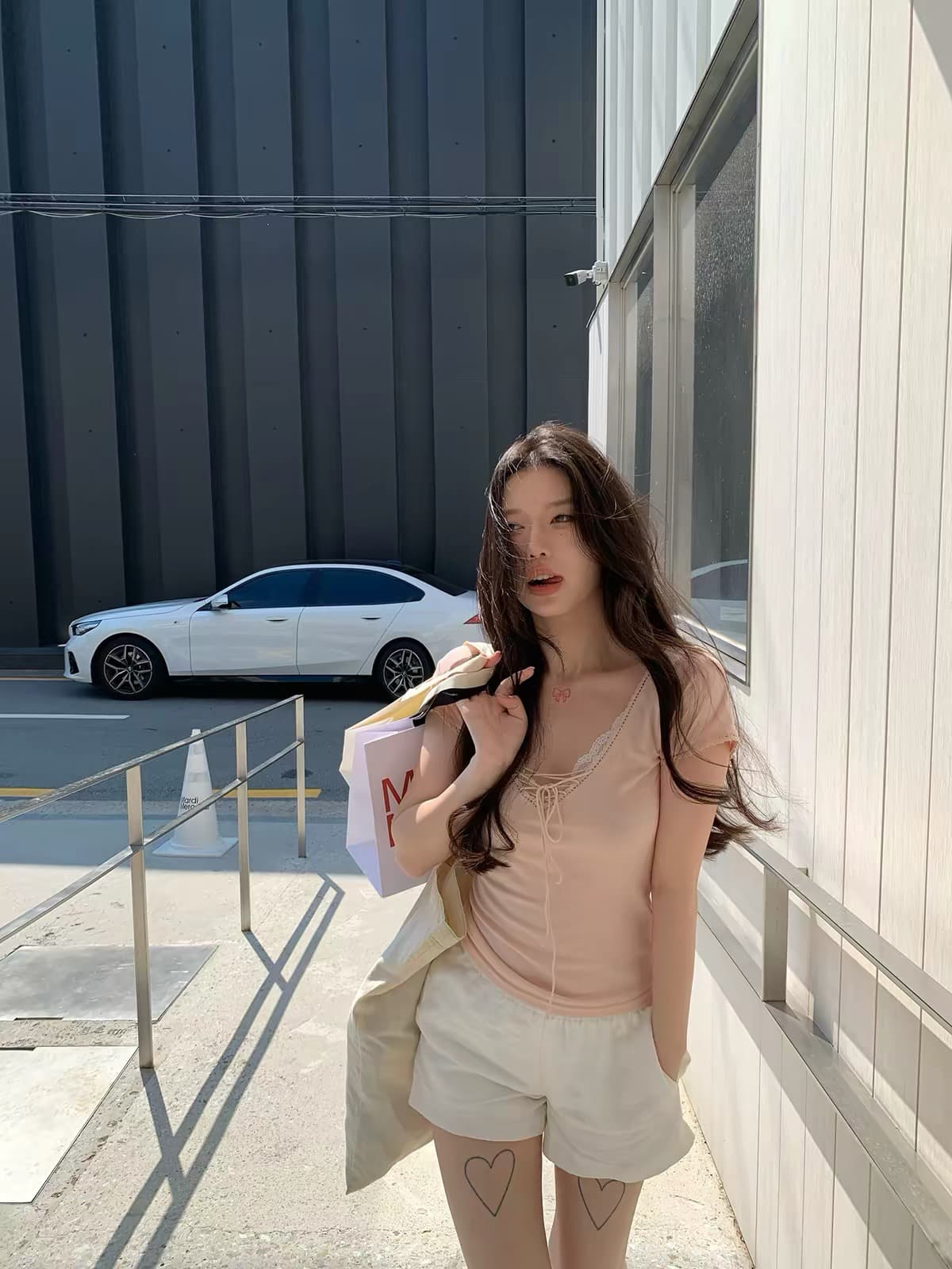 sheepland 일상 현혹 주간 실크 V넥 스트랩 레이스 반팔 티셔츠 여성 여름 허리 수축 슬림해 보이는 긍정적 인 어깨 의류 이미지 3