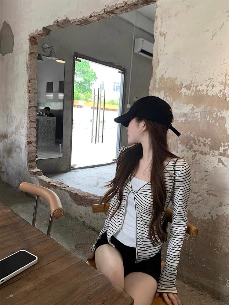 송 긍정적 인 En 흰색 배경 블랙 스트라이프 페이크 레이어드 긴팔 티셔츠 여성 여름 한 부서 몸매 가꾸기 고급 슬림해 보이는 쇼트 스타일 맨위