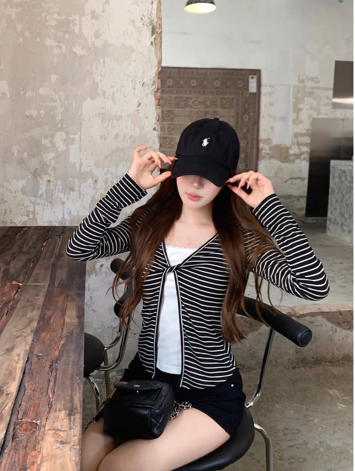 송 긍정적 인 En 흰색 배경 블랙 스트라이프 페이크 레이어드 긴팔 티셔츠 여성 여름 한 부서 몸매 가꾸기 고급 슬림해 보이는 쇼트 스타일 맨위 이미지 3