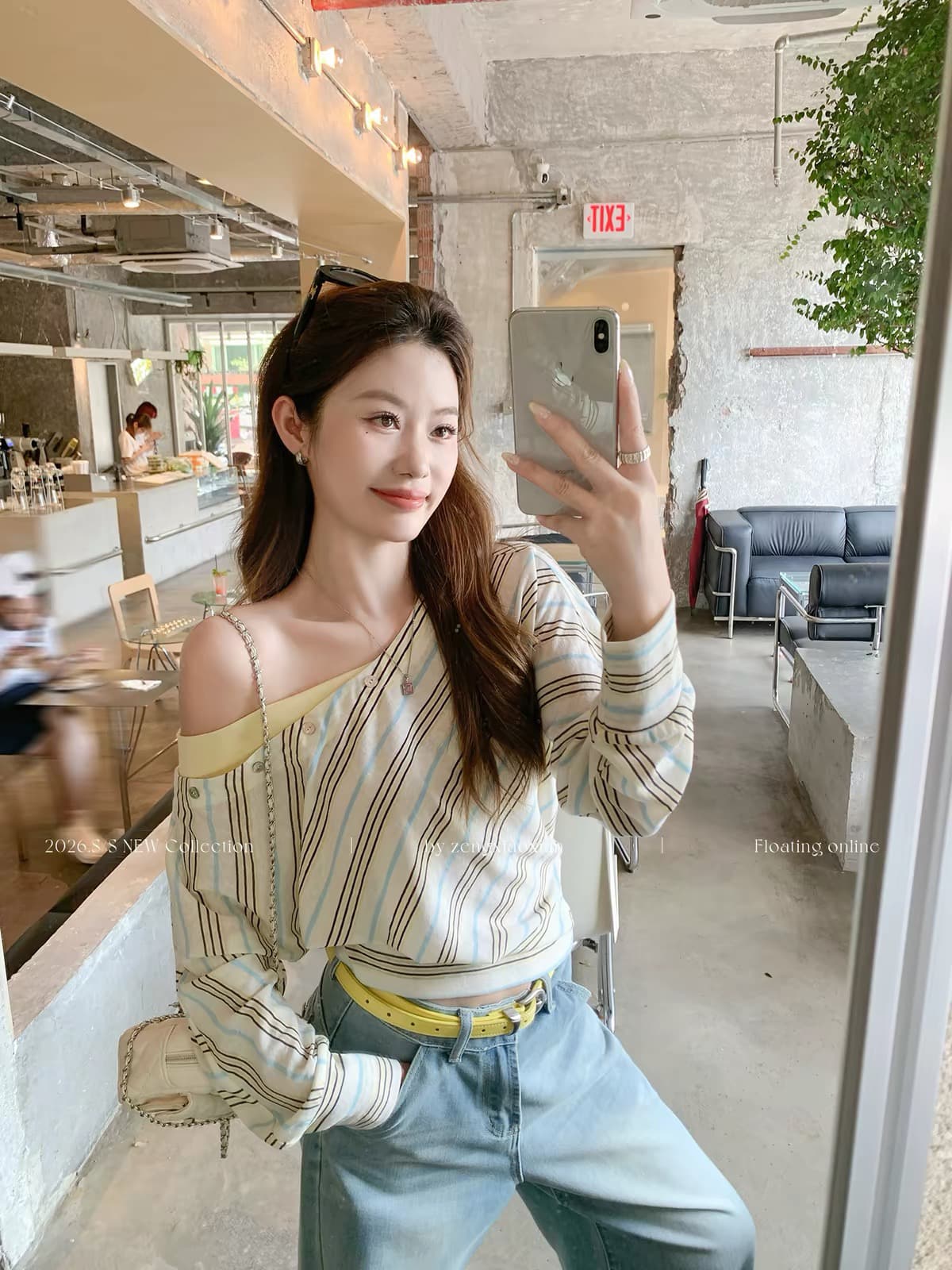 한 번 작은 짭짤한 배색 스트라이프 비스듬한 어깨 긴팔 티셔츠 여성 조기 가을 페이크 레이어드 쇼트 스타일 허리 수축 슬림해 보이는 오프숄더 맨위
