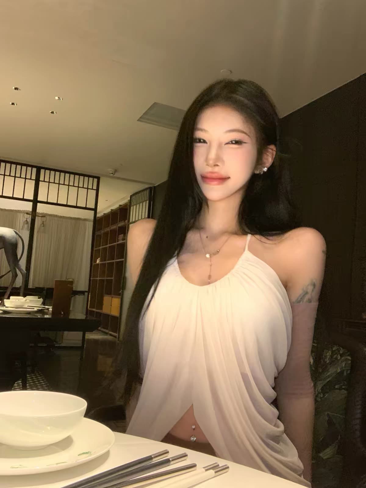 암소 위로 암소 위로 핫걸 행침 목 맨위 여성 2026 여름 새로운 디자인 센스 백리스 민소매 캐미솔 상세 이미지 2