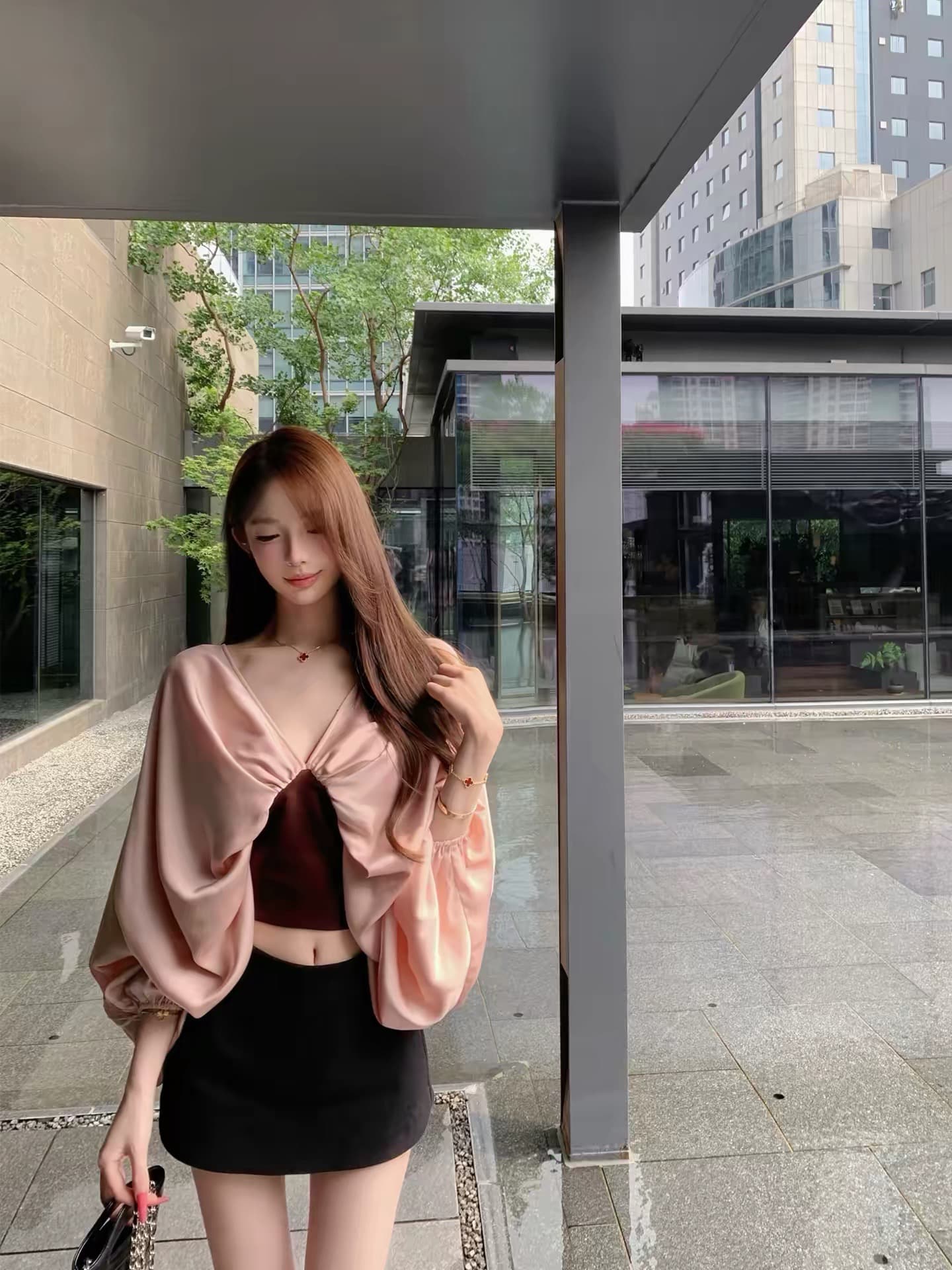 jayky yangzimmer ann 27ss 레트로 센스 V넥 핀치 Pleat 맨위 배색 패치워크 셔츠
