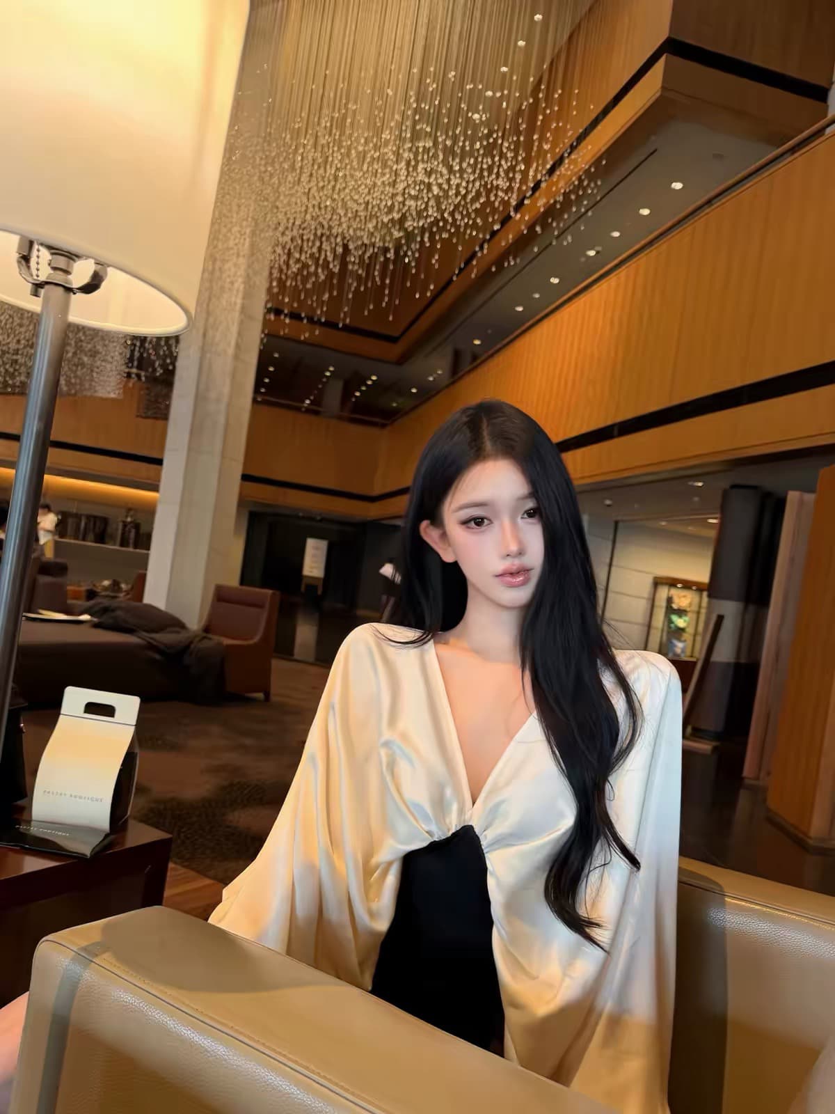 jayky yangzimmer ann 27ss 레트로 센스 V넥 핀치 Pleat 맨위 배색 패치워크 셔츠 상세 이미지 2
