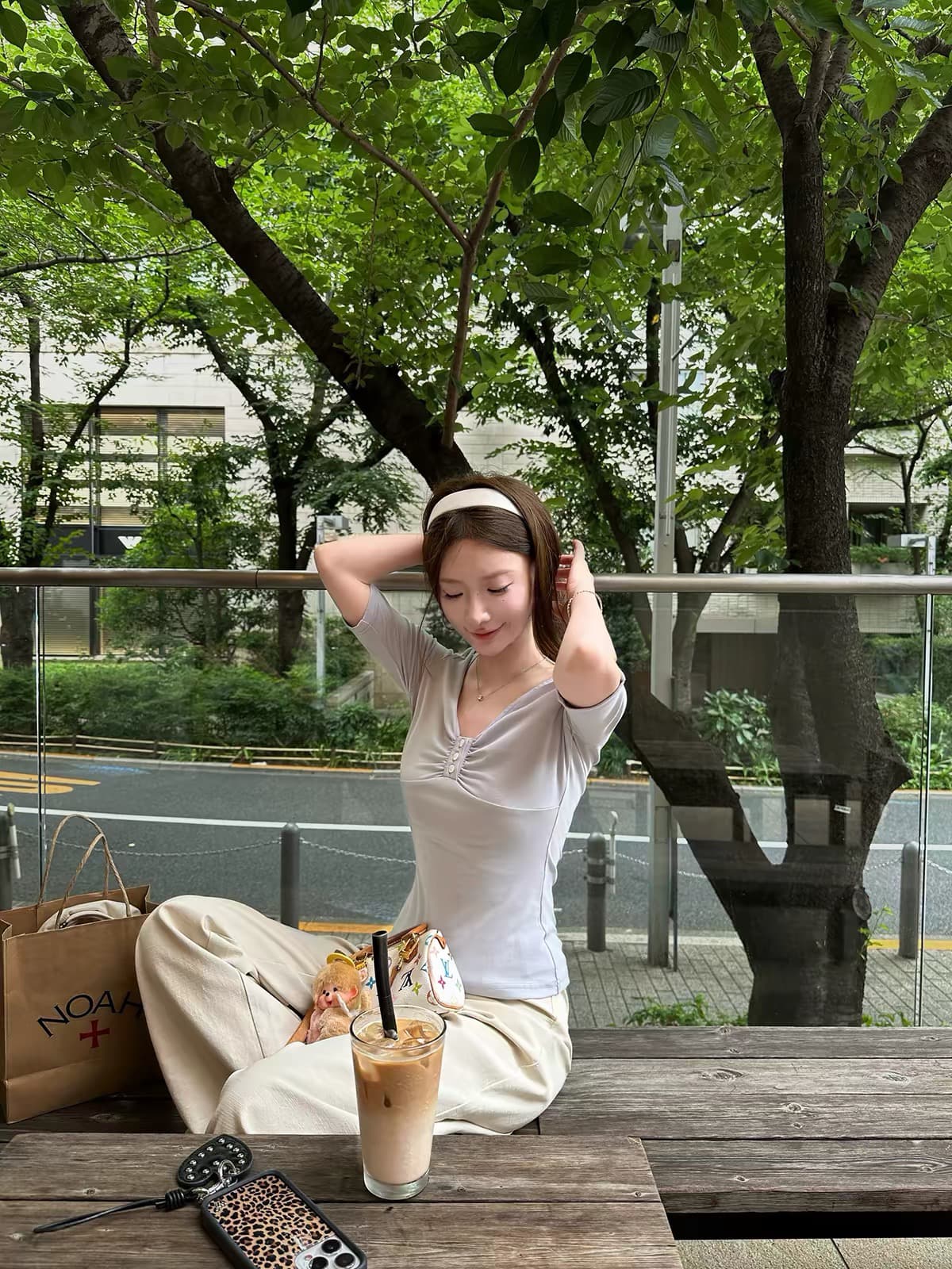 goo goo eyes 모달 면 V넥 세 버클 중간 소매 티셔츠 여성 2026 새로운 디자인 센스 슬림해 보이는 맨위 이미지 4