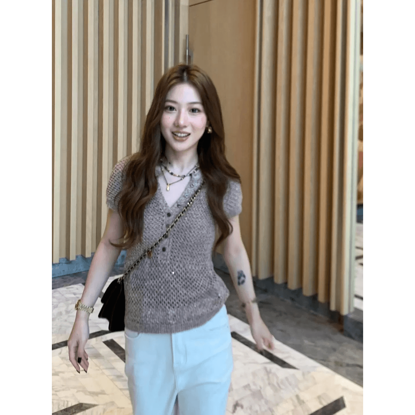 레트로 스타일 반 개방 버클 홀로우 아웃 작은 날다 소매 짠 셔츠 여성 얇은 스타일 외국 가스 고급 센스 연령 감소 슬림해 보이는 반팔 맨위 이미지 5