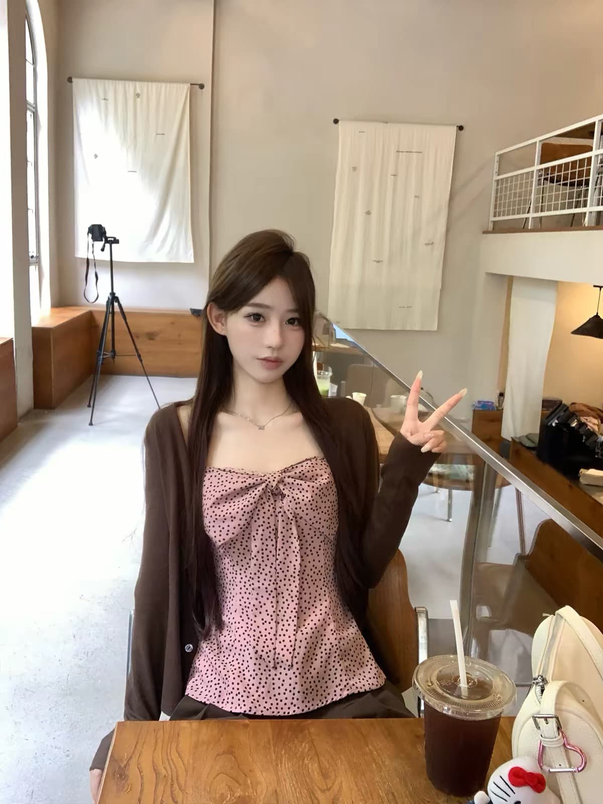 송 긍정적 인 En 핑크색 V넥 도트 무늬 캐미솔 인사이드 가져 가라. 이른 가을 한 부서 몸매 가꾸기 아름다운 아름다운 외출용 맨위