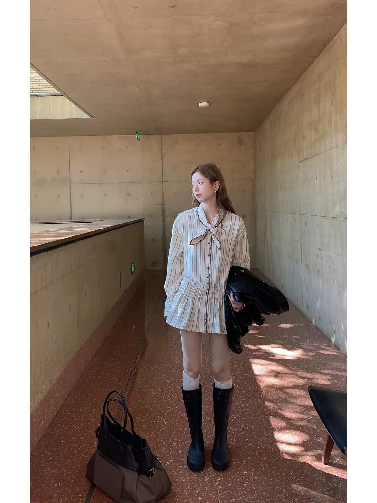 레드 맨 큐레이터 소매 여성 셔츠 가을 2026 새로운 프랑스식 맨위 스트라이프 디자인 센스 계층의 감각 착용 가져 가라. 셔츠 이미지 4