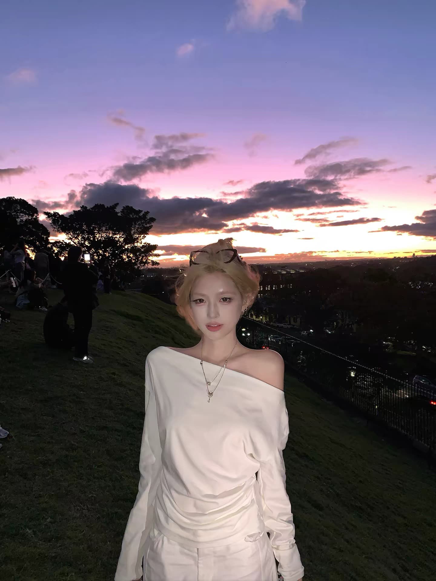 ceezzzi 빛 요리 한 예쁜 허리 비대칭 비스듬한 어깨 긴팔 티셔츠 여성 허리 수축 슬림해 보이는 오프숄더 디자인 센스 맨위