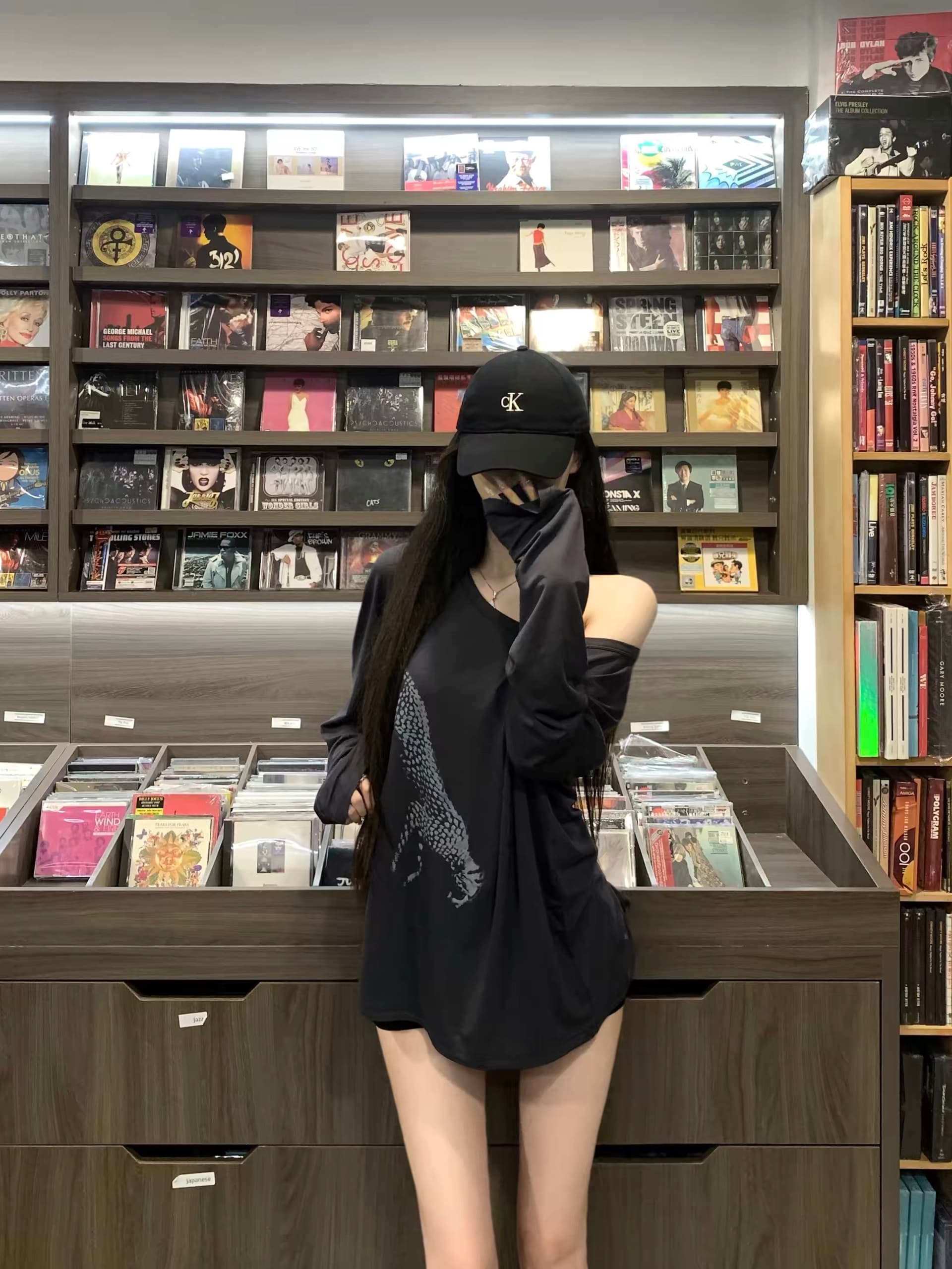 021ope 표범 프린트 비스듬한 어깨 둘 착용 긴팔 티셔츠 루즈핏 느긋한 슬림해 보이는 보트 칼라 다용도 맨위