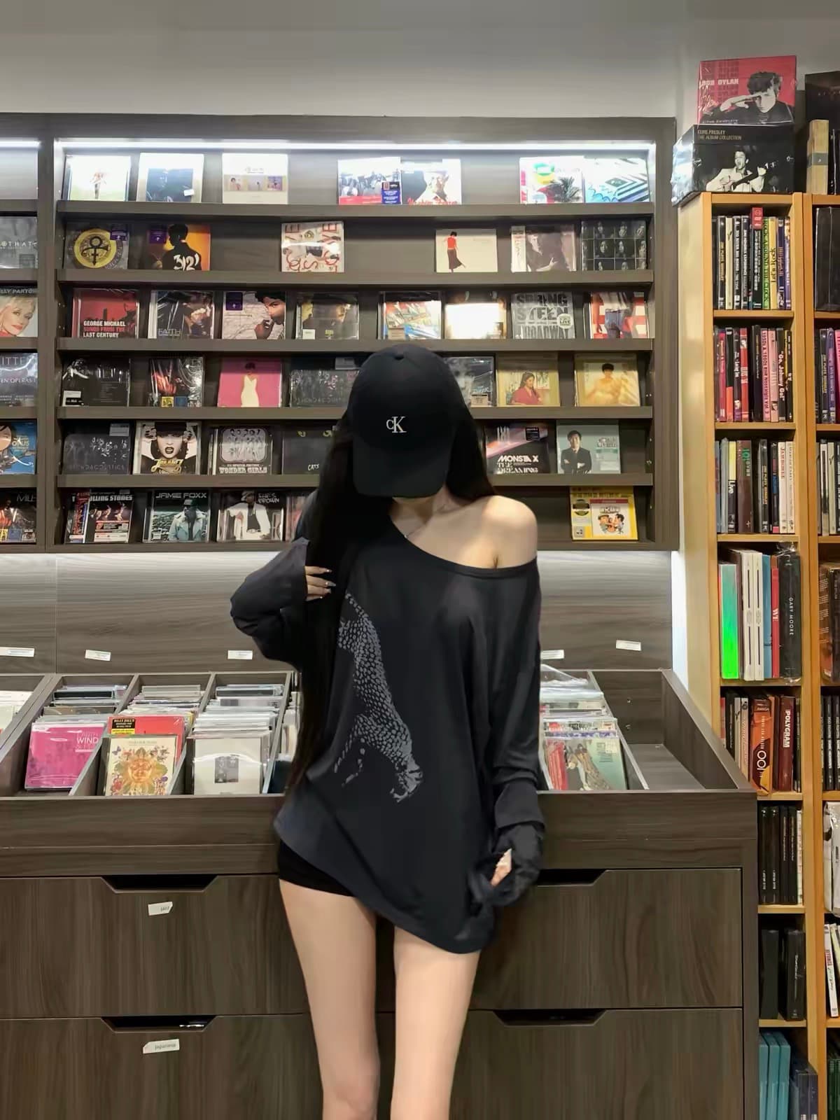 021ope 표범 프린트 비스듬한 어깨 둘 착용 긴팔 티셔츠 루즈핏 느긋한 슬림해 보이는 보트 칼라 다용도 맨위 상세 이미지 2