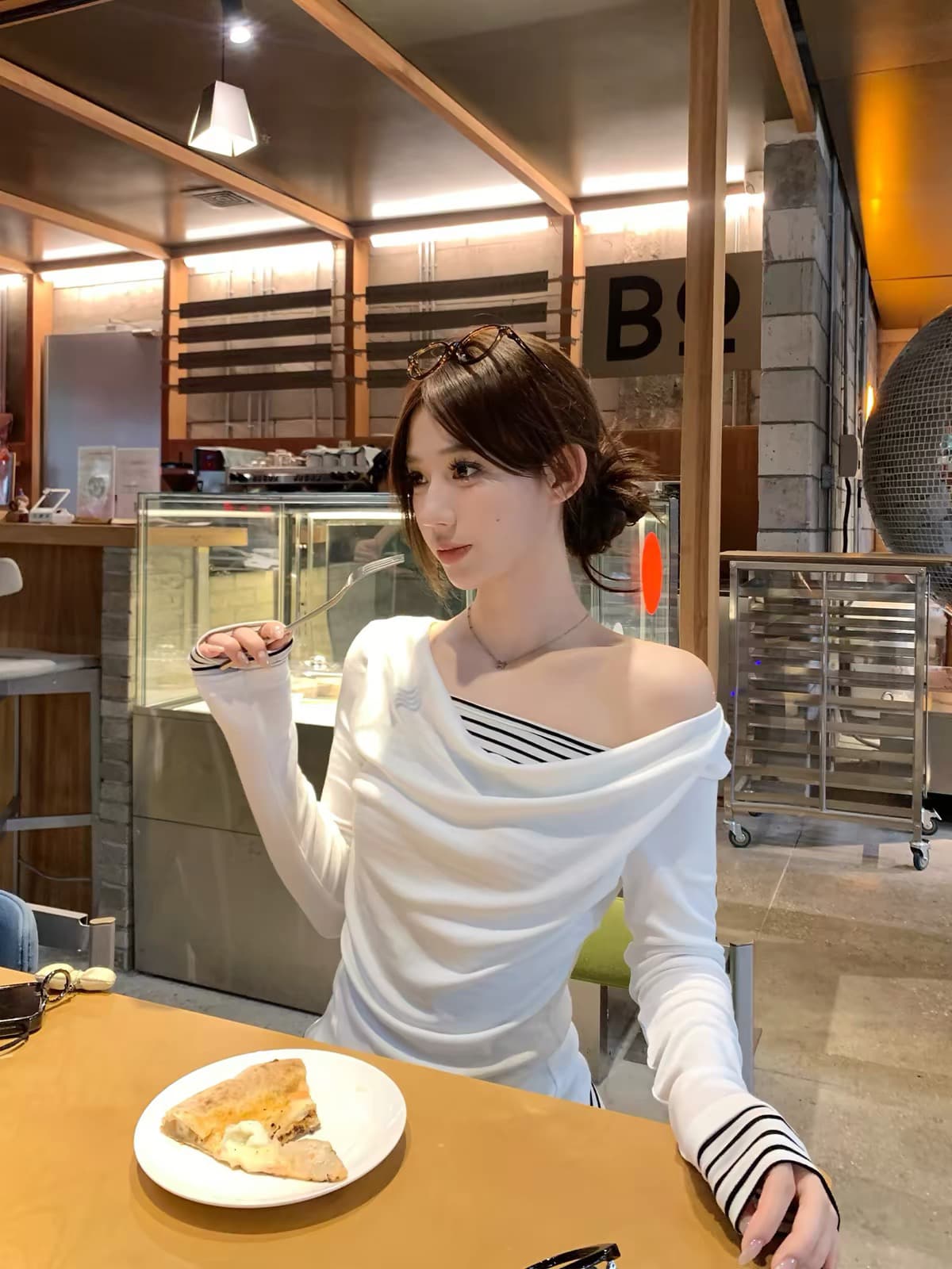 송 긍정적 인 En 화이트 흔들다 칼라 스트라이프 페이크 레이어드 긴팔 티셔츠 여성 가을 한 부서 몸매 가꾸기 디자인 센스 인사이드 잡아라. 의류 이미지 2
