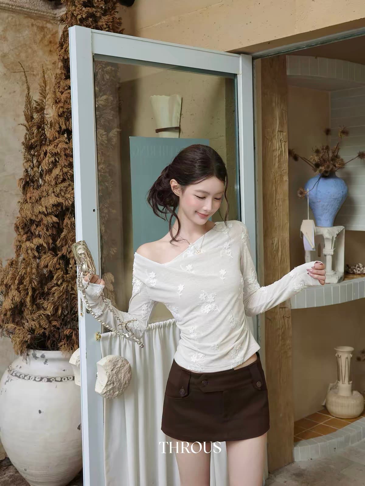 감사합니다. 아니요 고기 불규칙 비스듬한 어깨 자수 플리츠 몸매 가꾸기 긴팔 티셔츠 여성 가을 고급 센스 프랑스식 품격 맨위 이미지 3