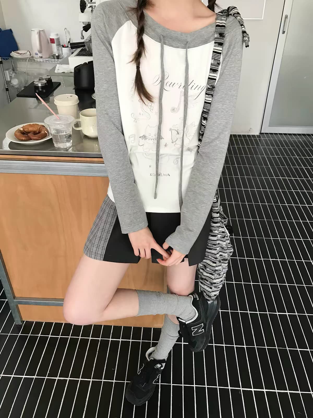 대포 8 24 20 00 제한된 시간 95 접기 부드러운 멩 낙서 패치워크 색상 레이스업 삽입 어깨 프린트 긴팔 티셔츠 상세 이미지 3