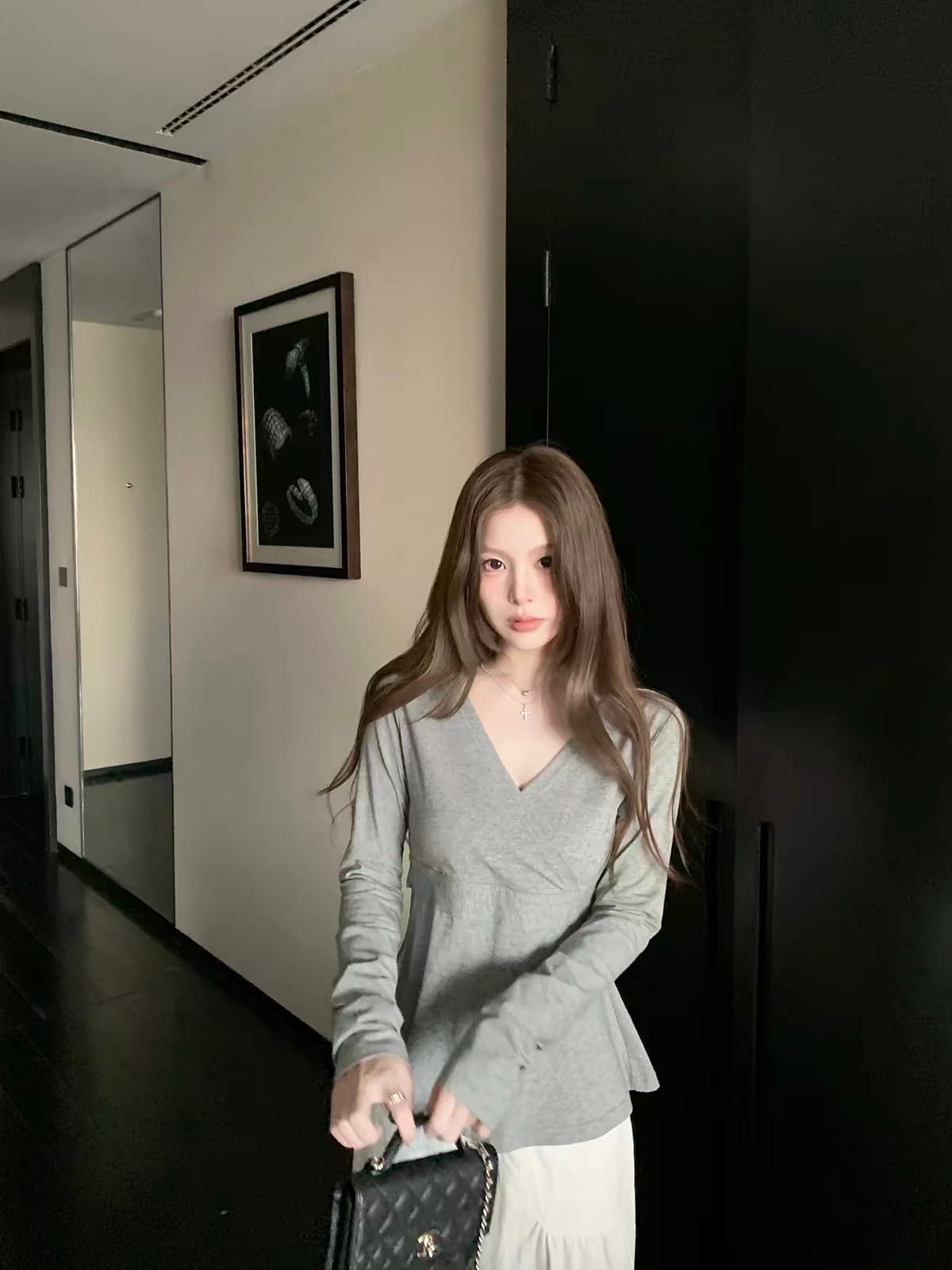 sasaouni 십자가 V넥 슬림해 보이는 긴팔 티셔츠 여성 2026 가을 새로운 인사이드 가져 가라. 기본 셔츠 맨위 상세 이미지 2