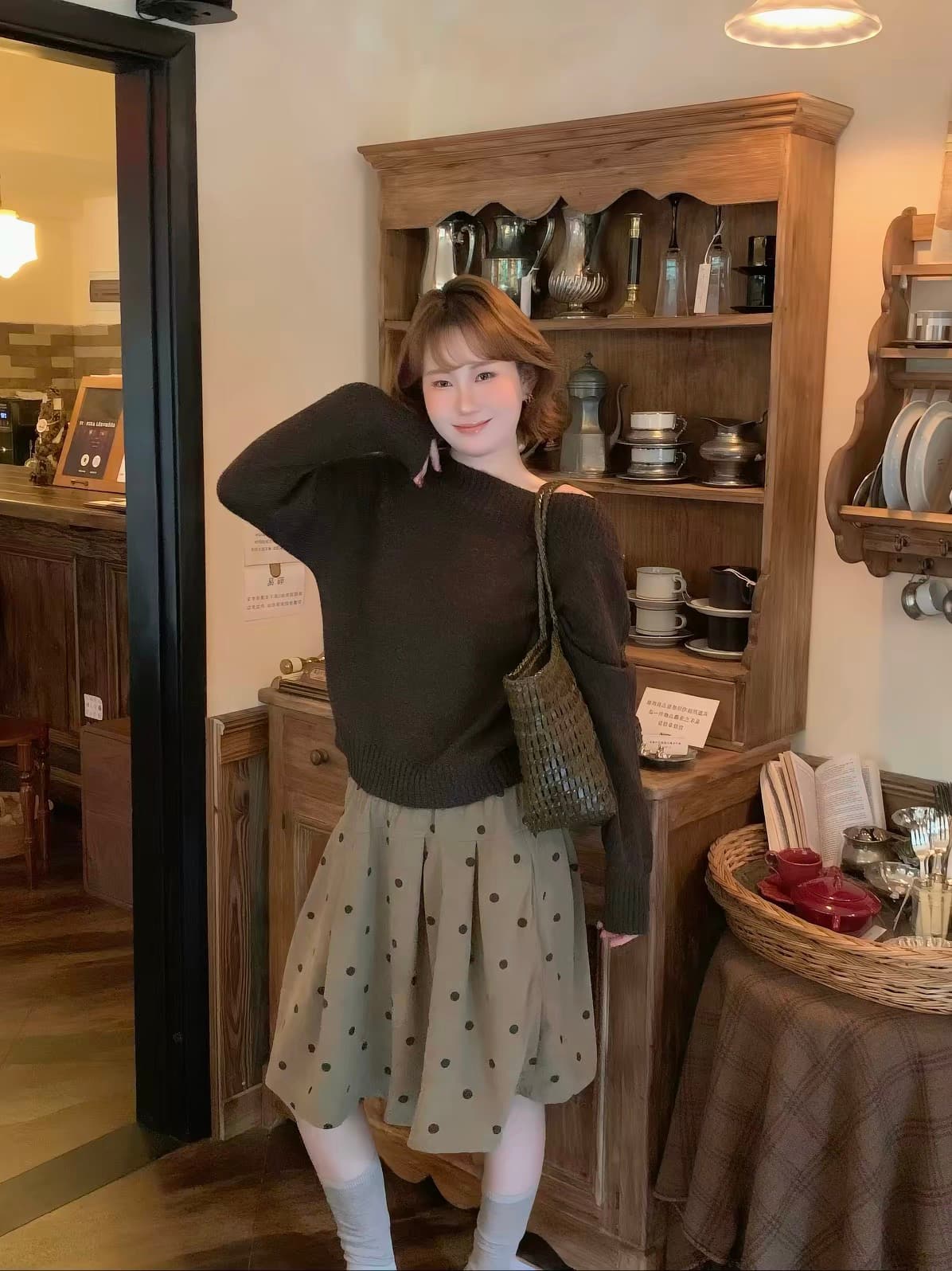 분위기 센스 주간 접시 2026 가을 새로운 오프숄더 여성 작은 청신 연령 감소 품격 루즈핏 슬림해 보이는 니트 스웨터 이미지 4