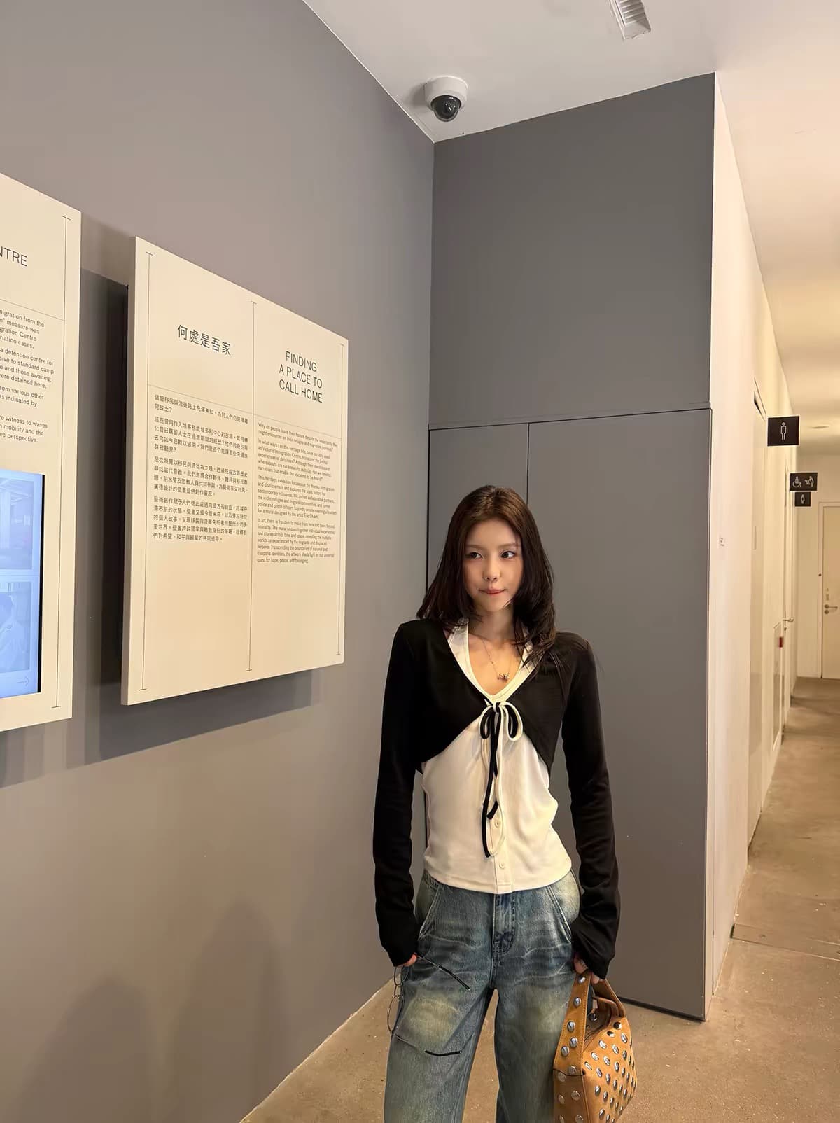tuuuh 그림 그림책 런던 흑인과 백인 검정색 블라우스 화이트 행침 목 세트 여성 가을 니트 투피스 세트 상세 이미지 2