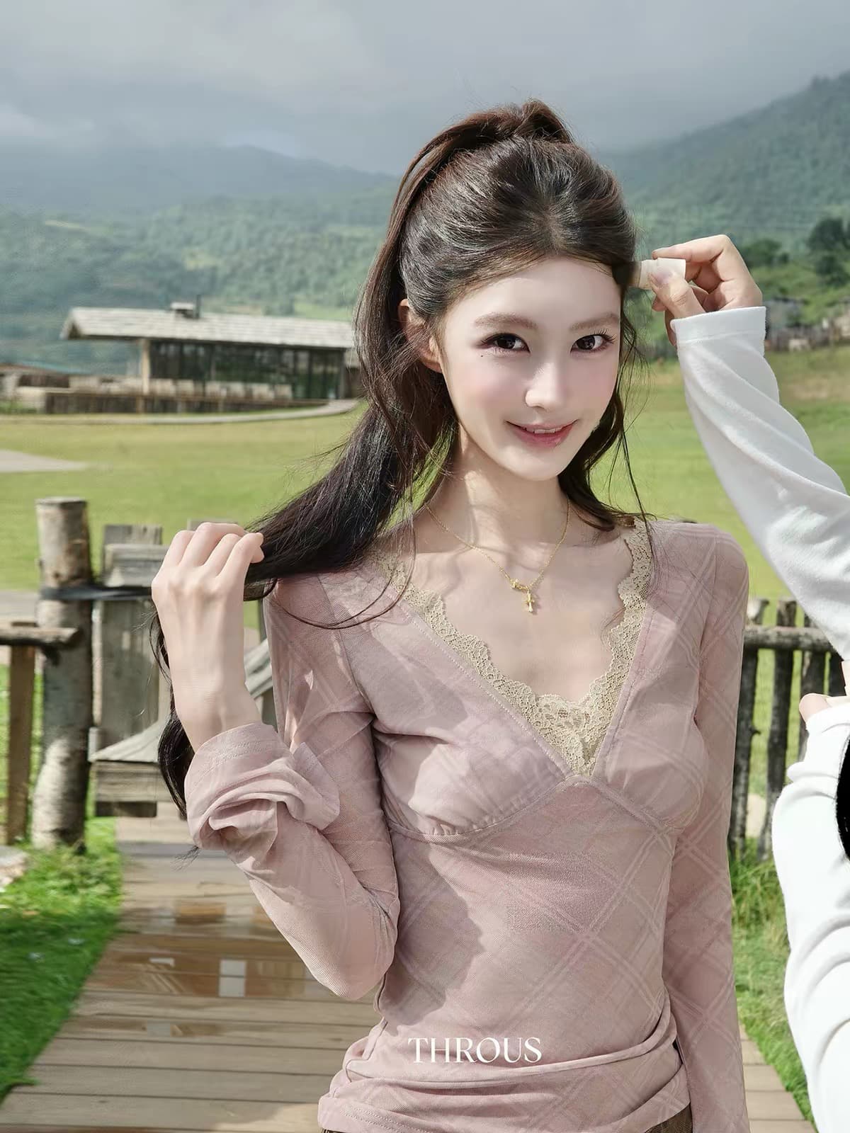 감사합니다. 아니요 고기 링 그리드 어둠 곡물 레이스 조각 V넥 나팔 소매 티셔츠 여성 가을 패션 다용도 디자인 센스 맨위 상세 이미지 1